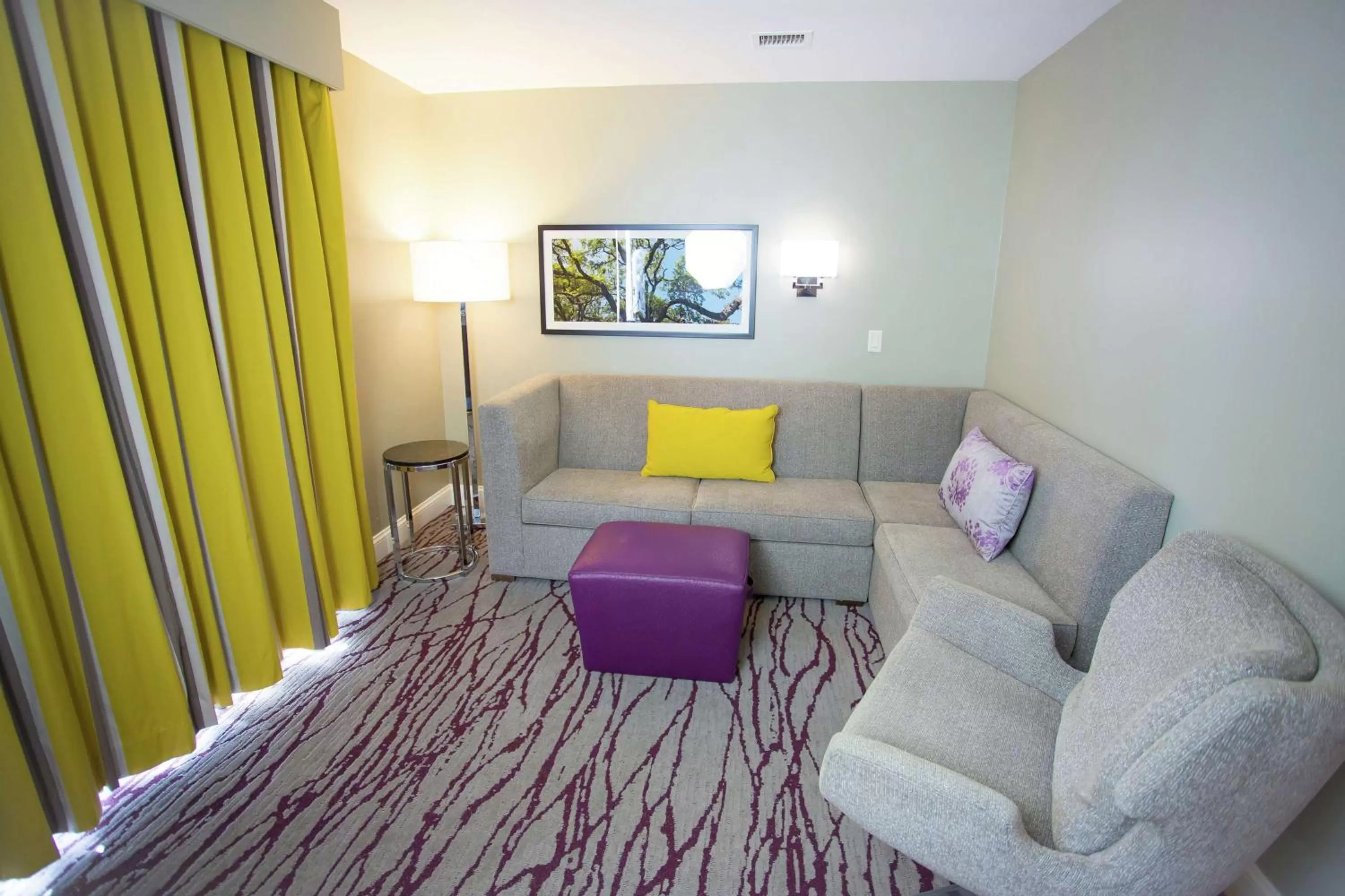 Living room in DoubleTree by Hilton Historic Savannah