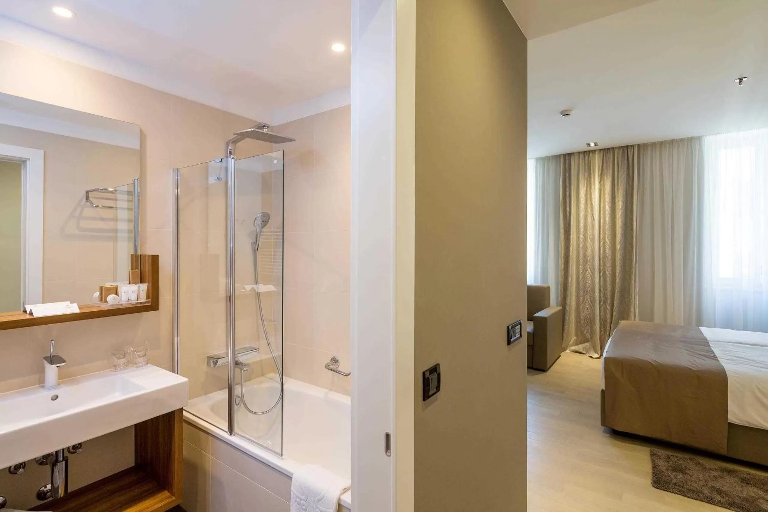 Bathroom, Bed in Cornaro Hotel