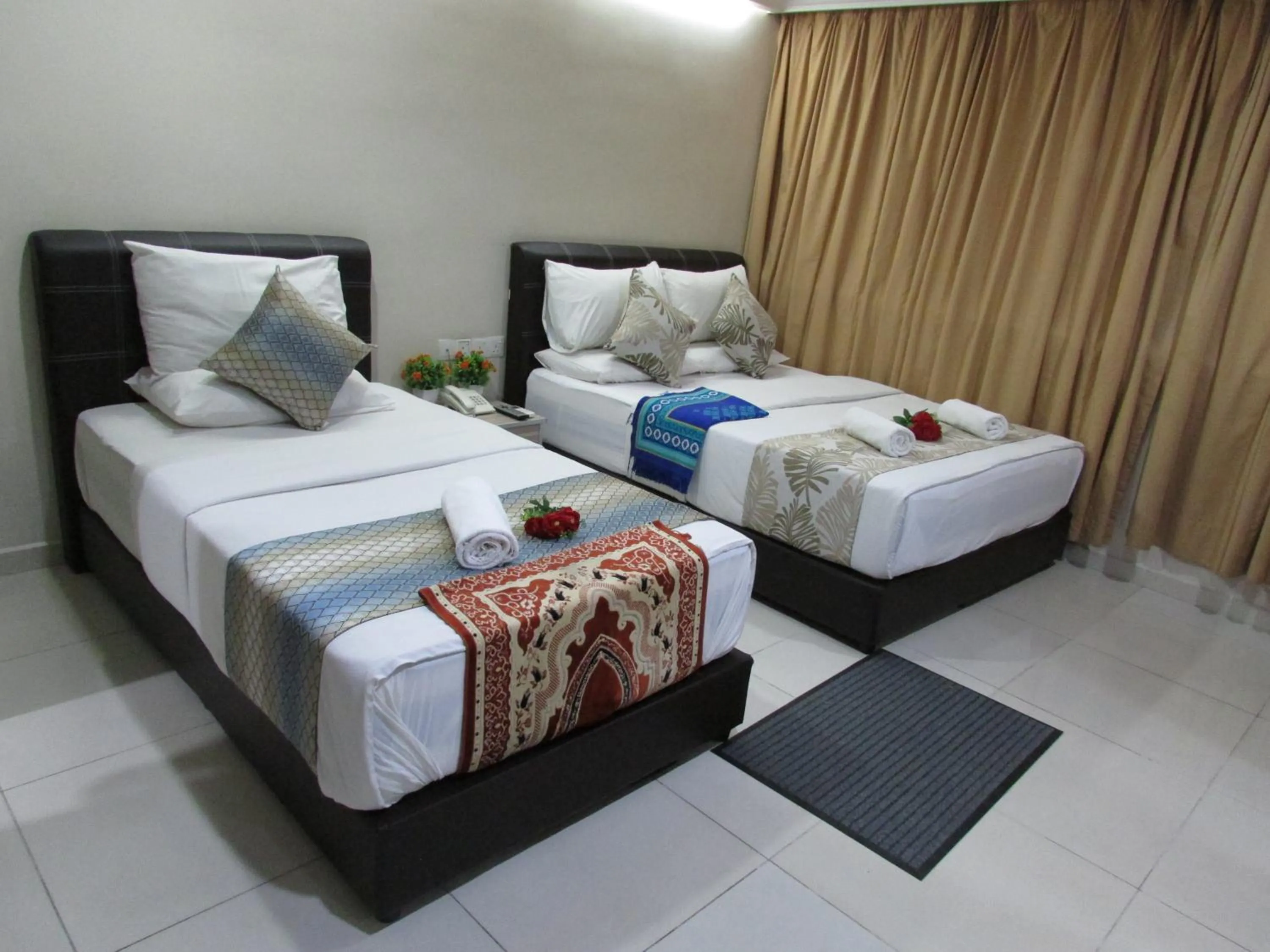 Bedroom, Bed in Safari Hotel