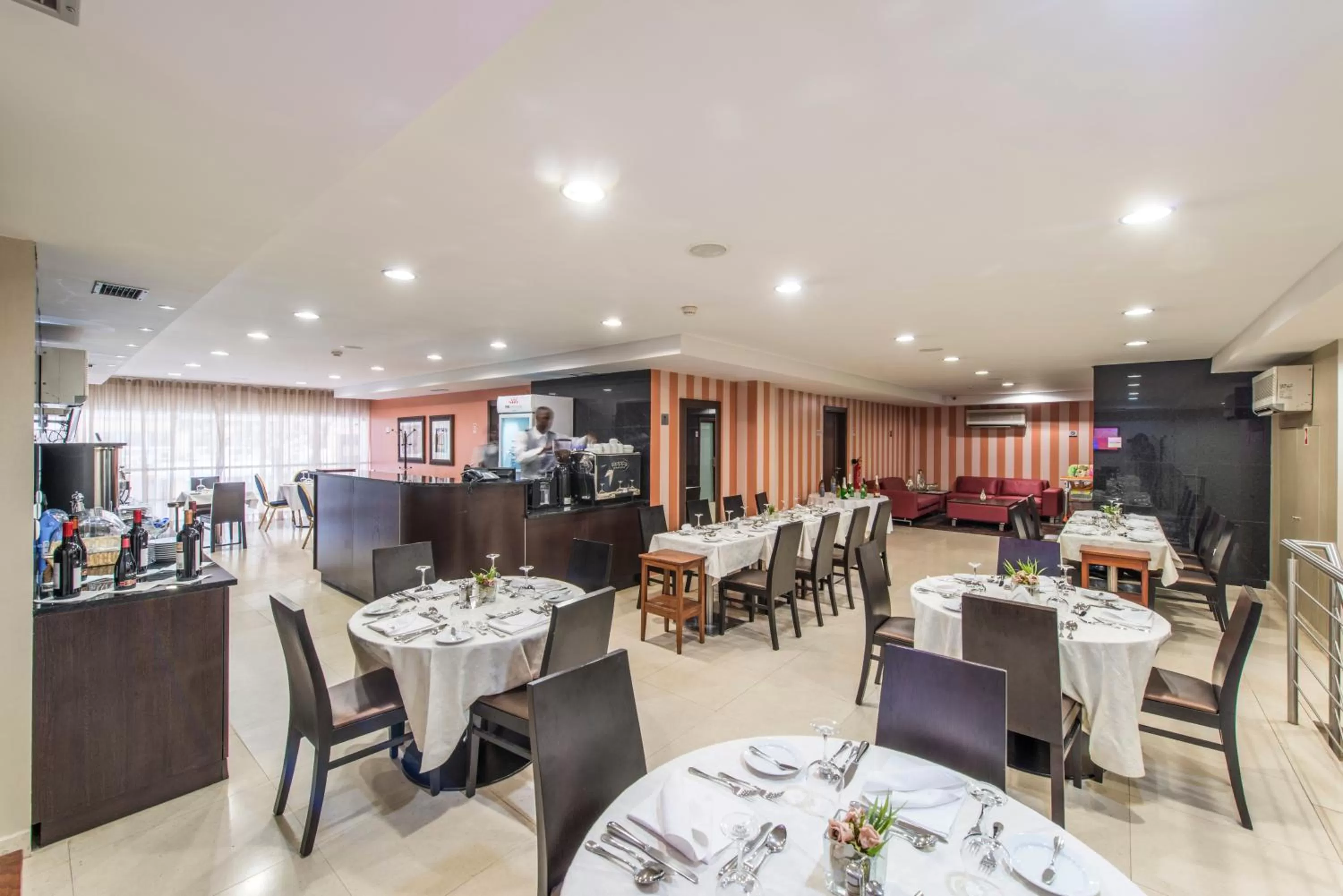 Restaurant/places to eat in RK Suite Hotel