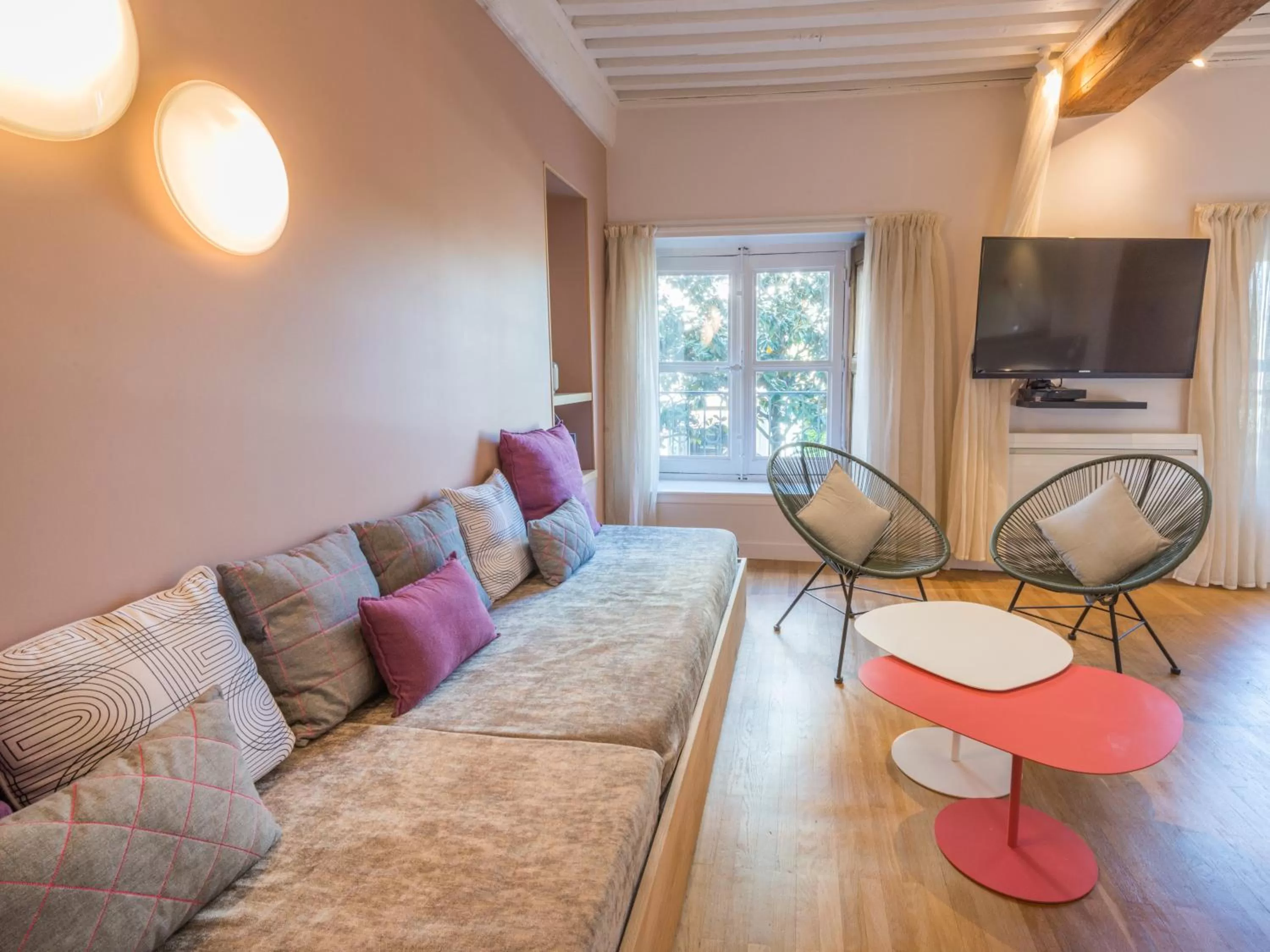 TV and multimedia, Seating Area in MiHotel Sala