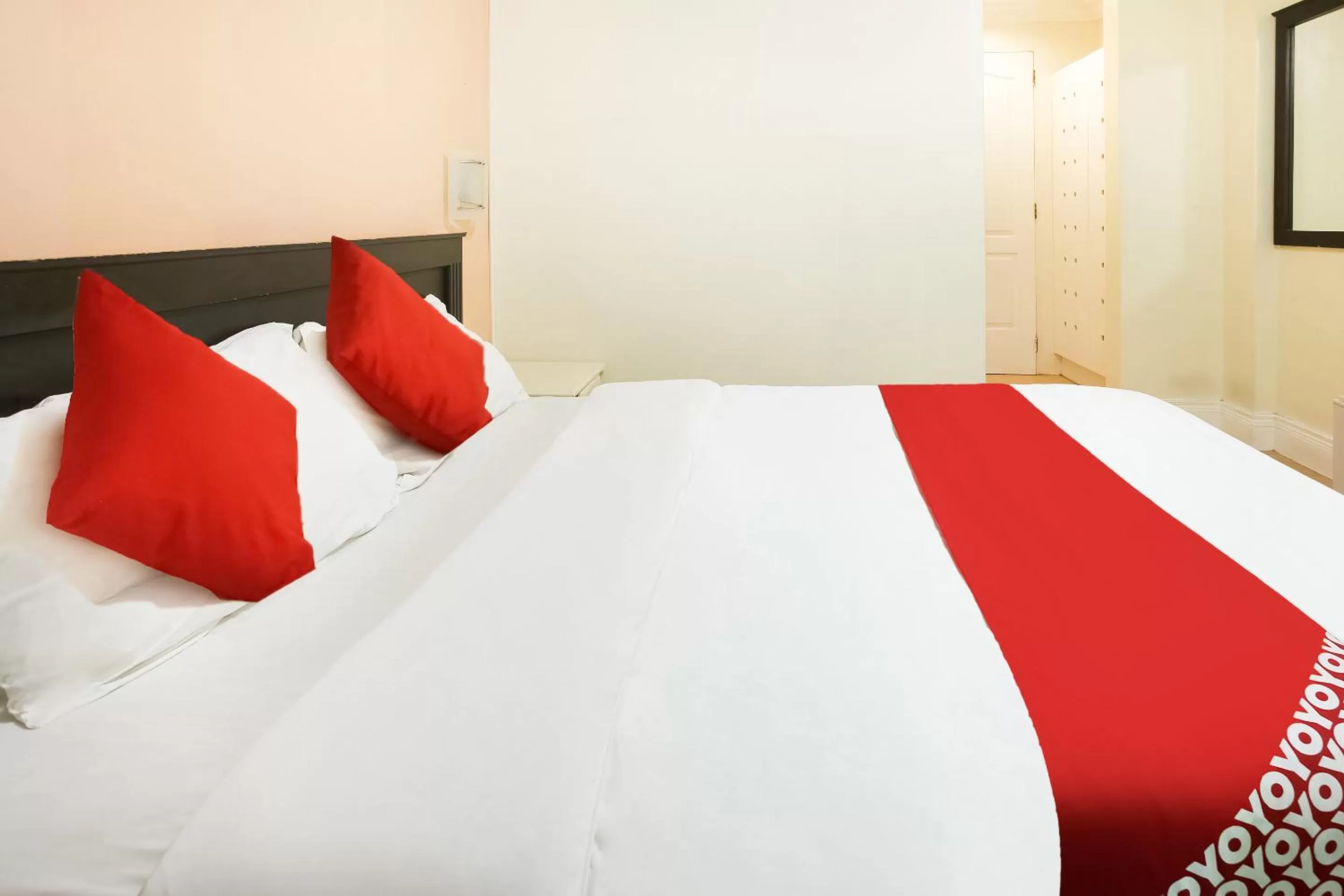 Photo of the whole room, Bed in Hotel Euroasia By BLUEBOOKERS