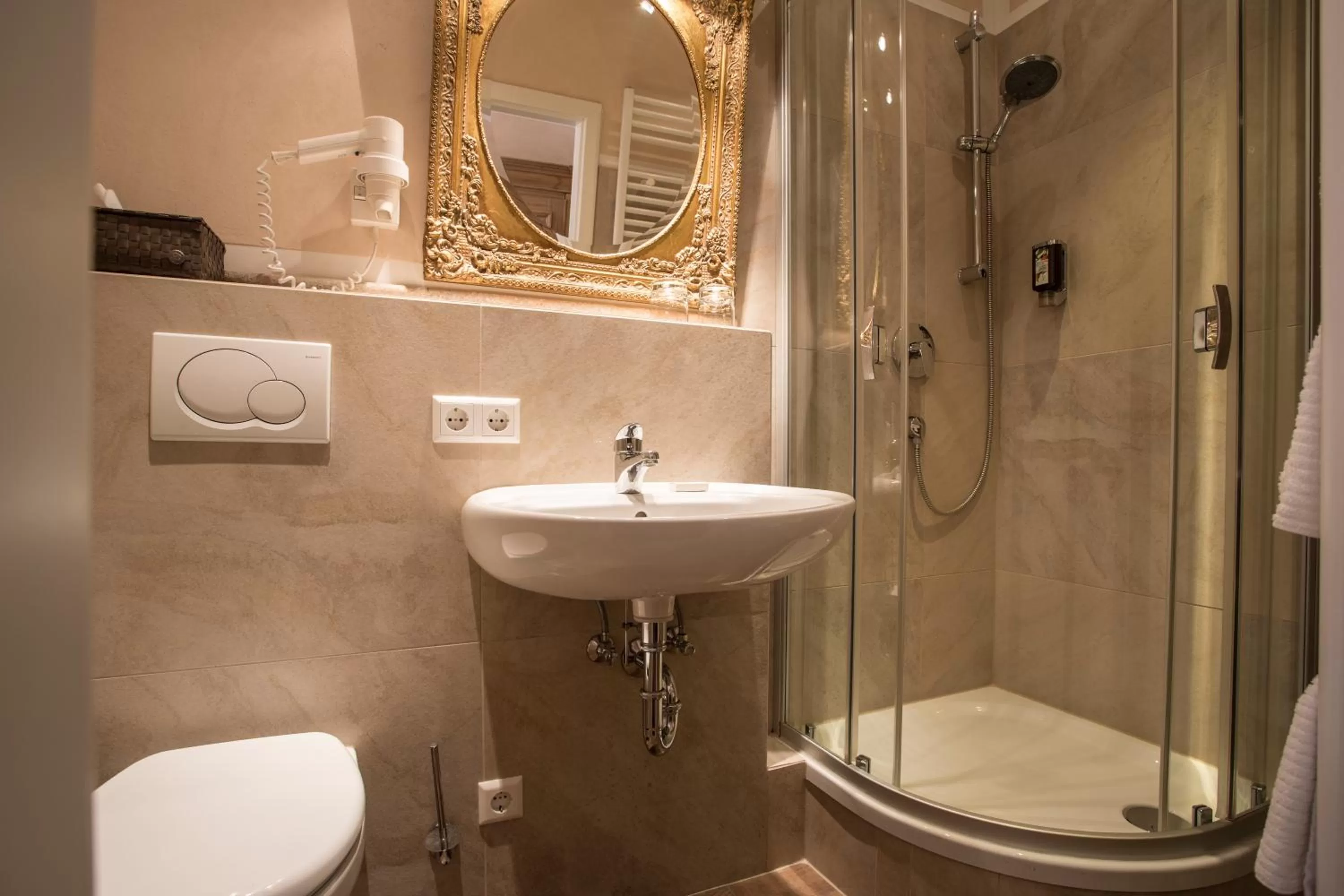 Photo of the whole room in Meiser Altstadt Hotel