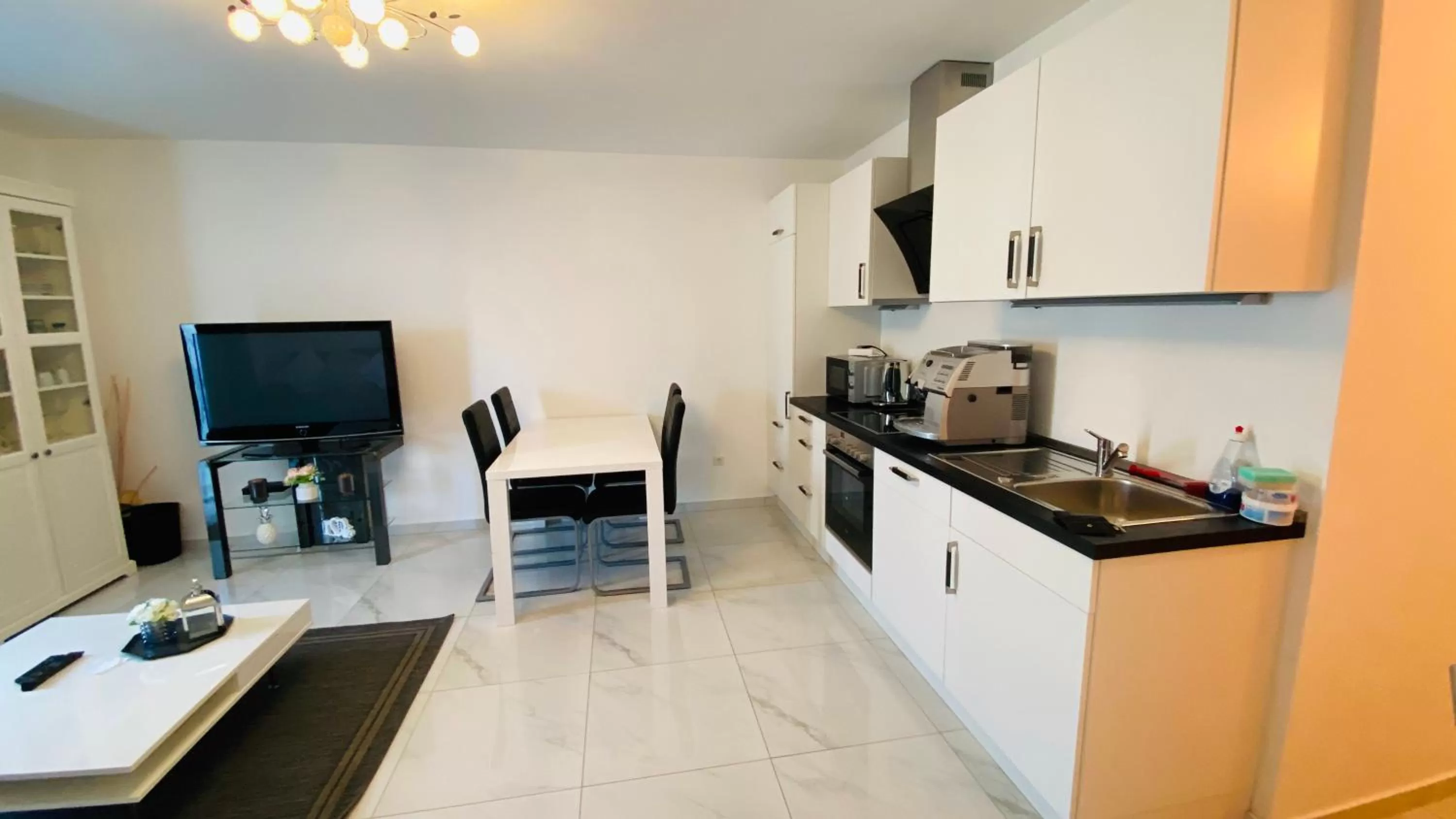 TV and multimedia, Kitchen/Kitchenette in Moderne Wohnung im Rhein-Main-Gebiet