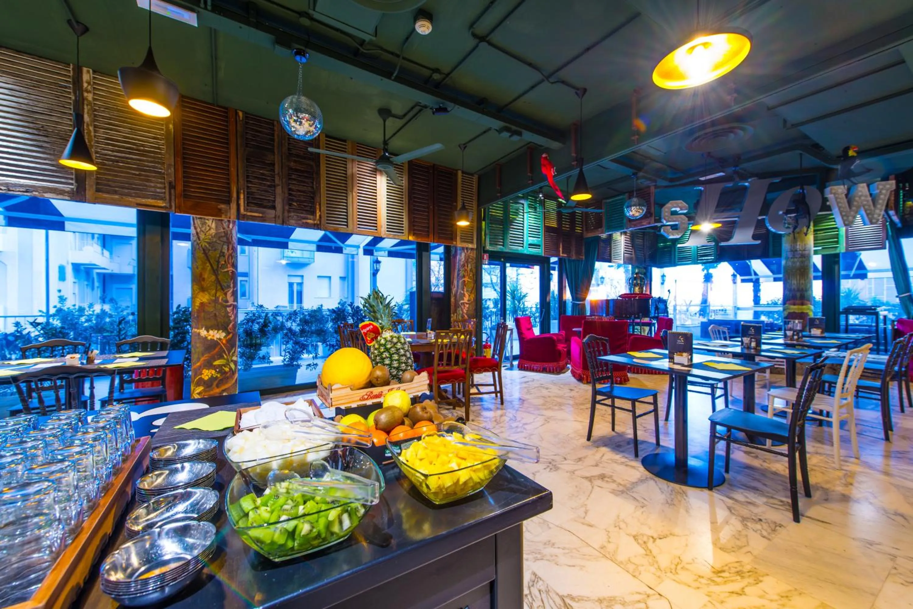 Restaurant/places to eat in Admiral Art Hotel