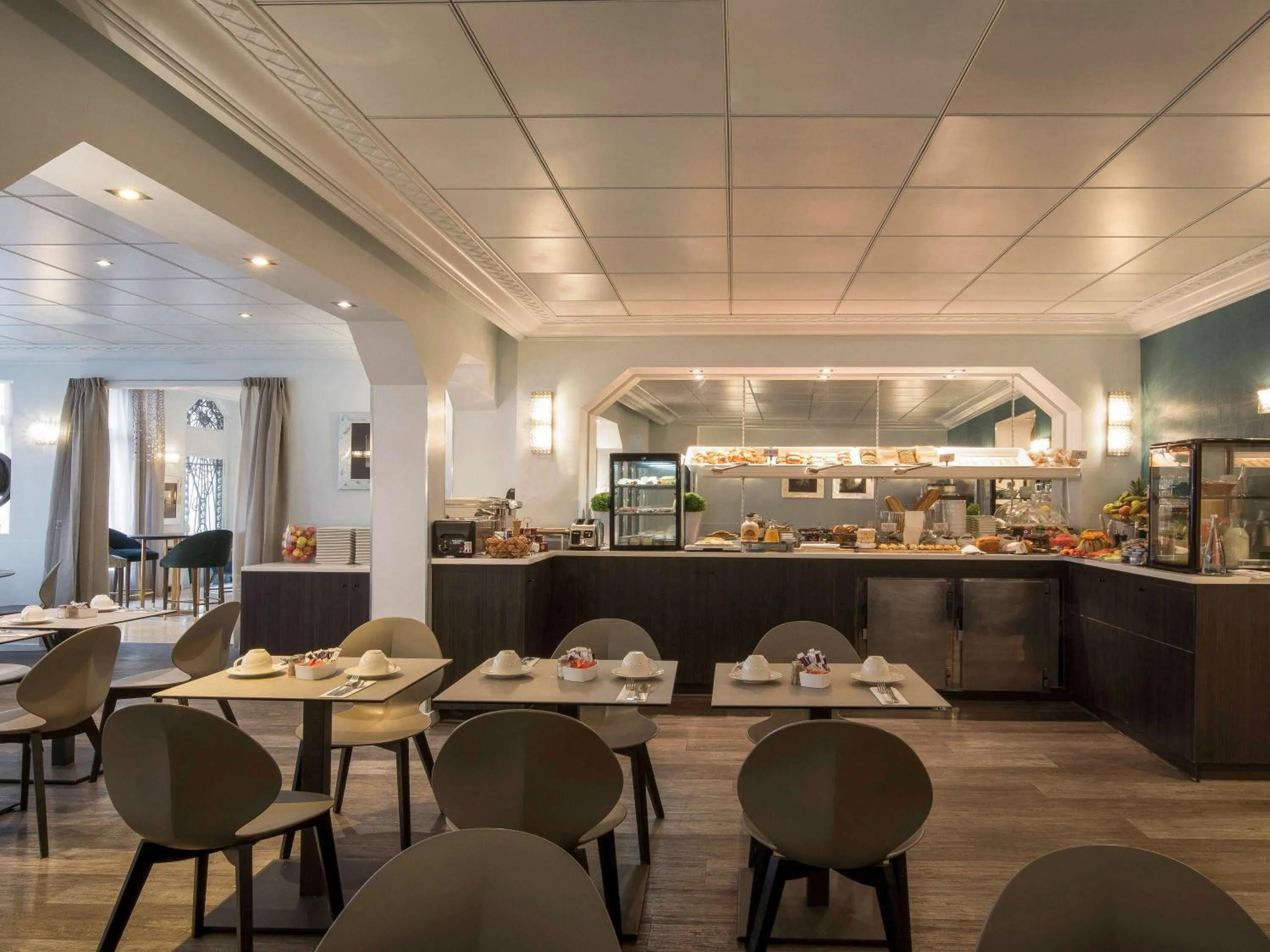 Restaurant/places to eat in Mercure Paris Opéra Faubourg Montmartre