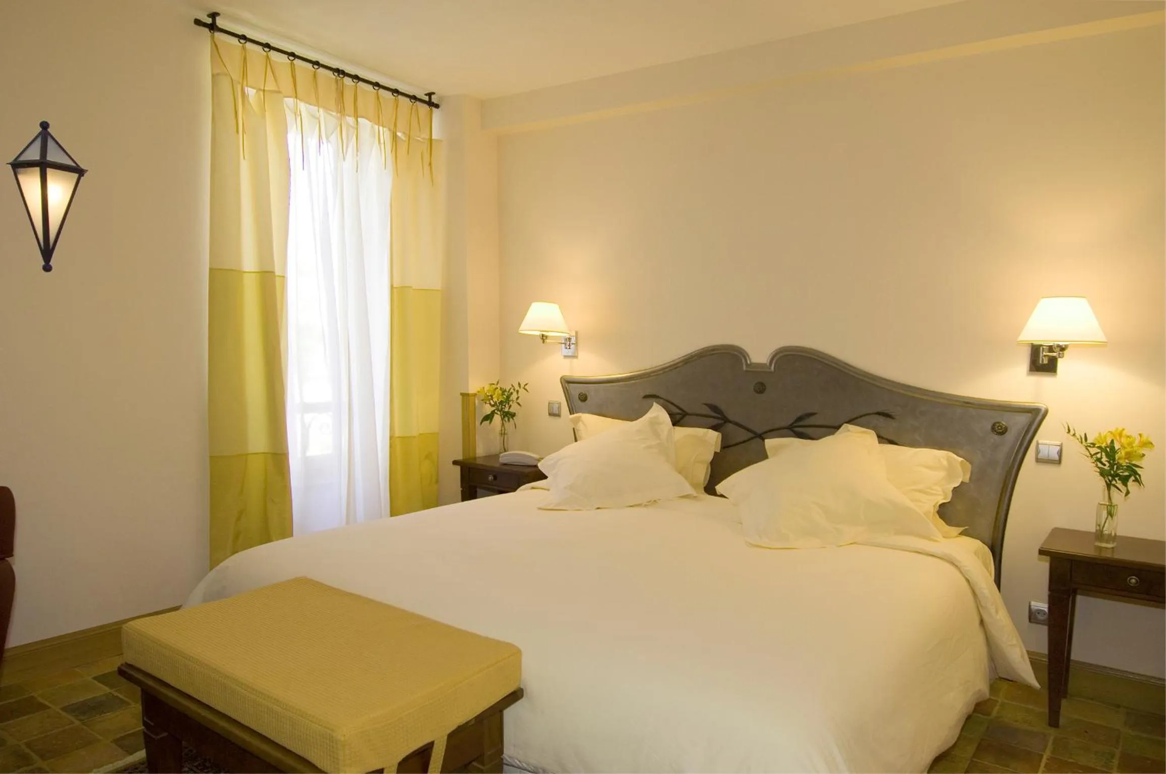 Bed in Hotel De France