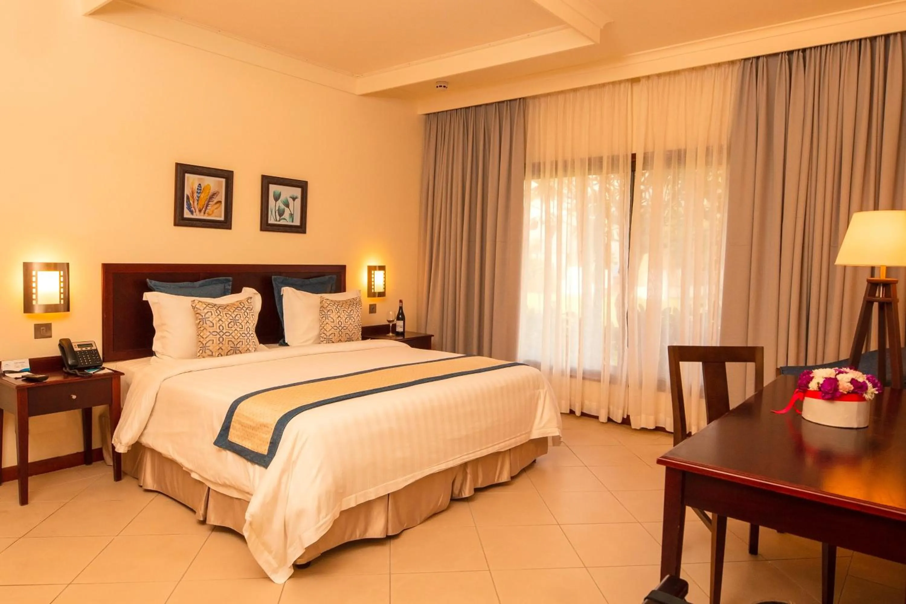 Bedroom, Bed in White Sands Hotel