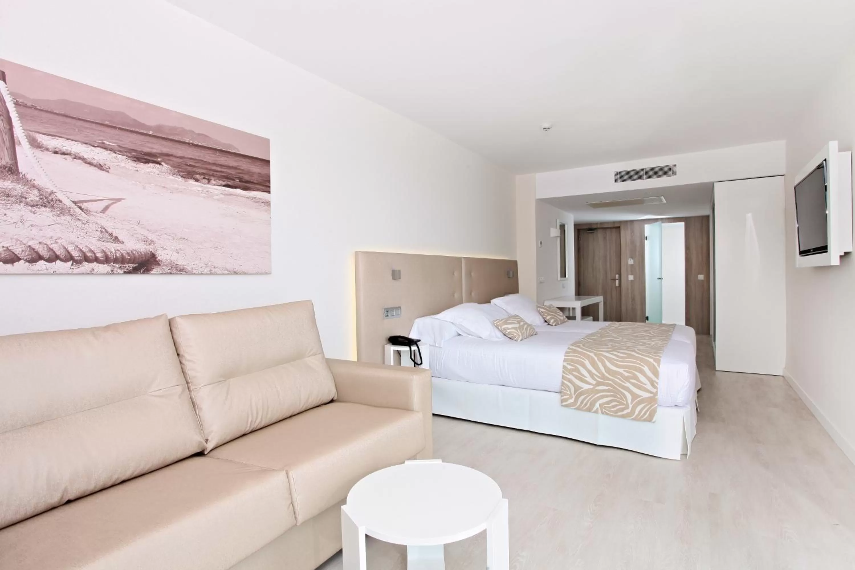 Bedroom, Bed in Iberostar Waves Cala Millor - Adults Only
