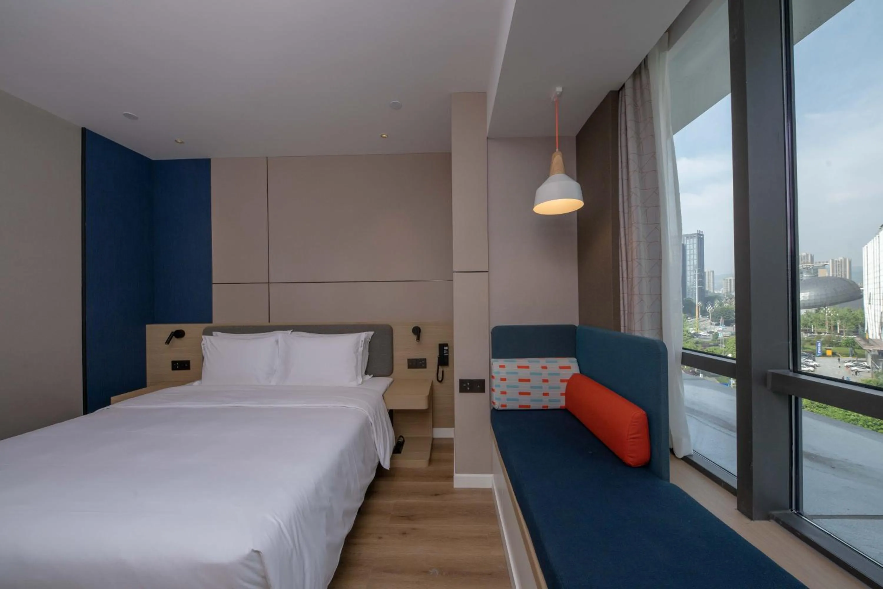 Photo of the whole room, Bed in Holiday Inn Express Chongqing Caiyun Lake by IHG
