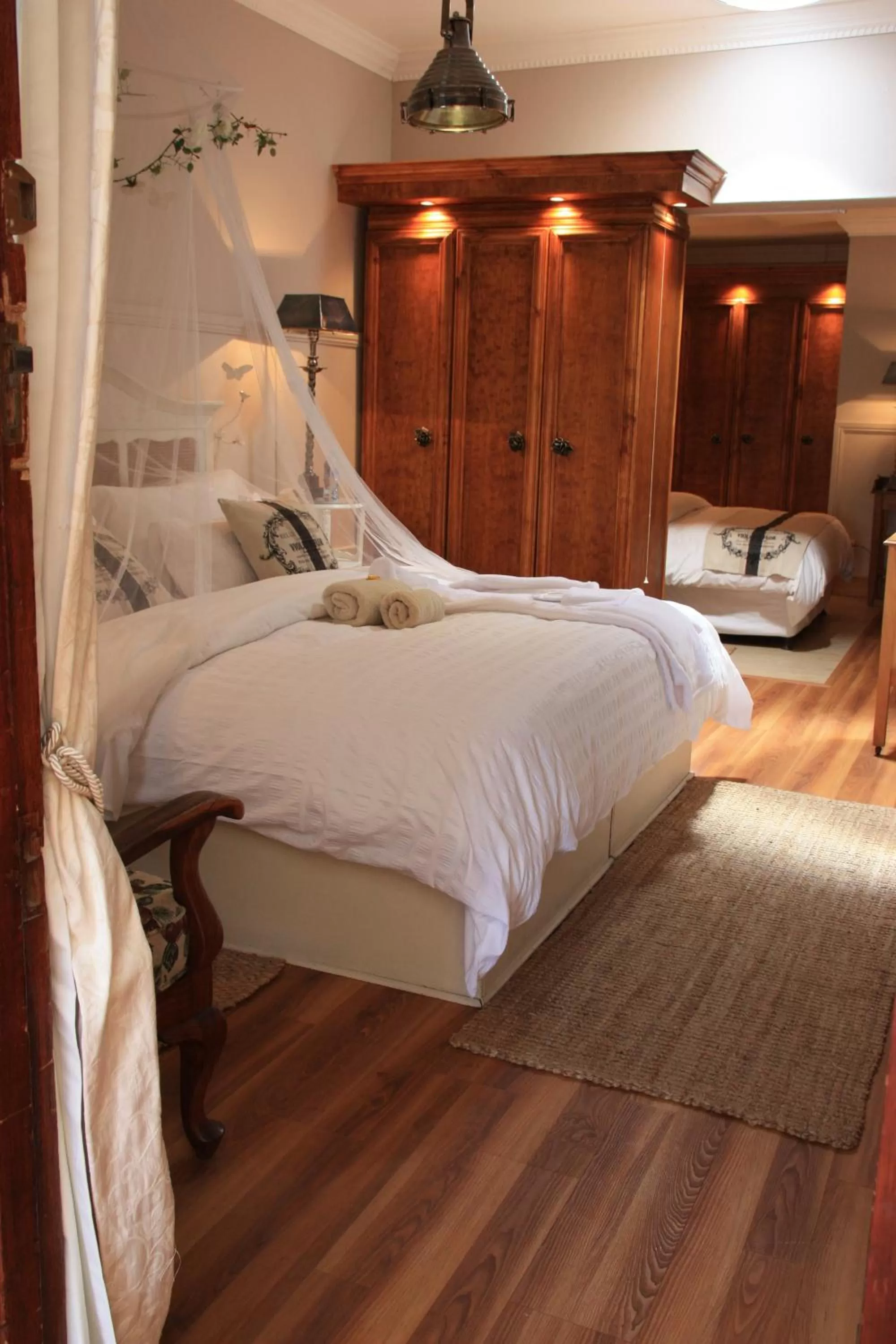 Bedroom, Bed in Victoria Manor