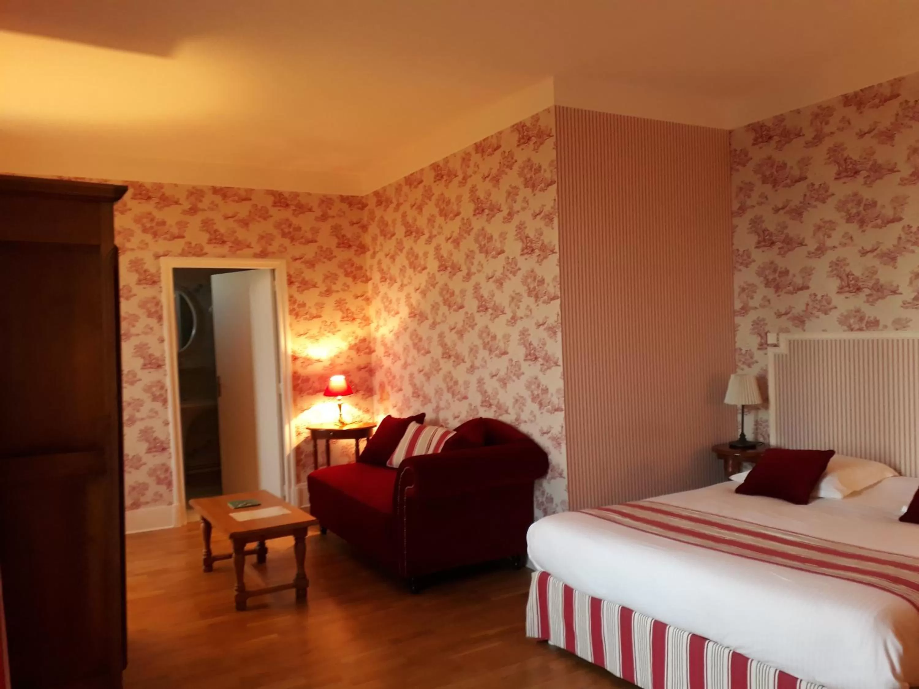 Bed in Château de la Râpée Hôtel restaurant