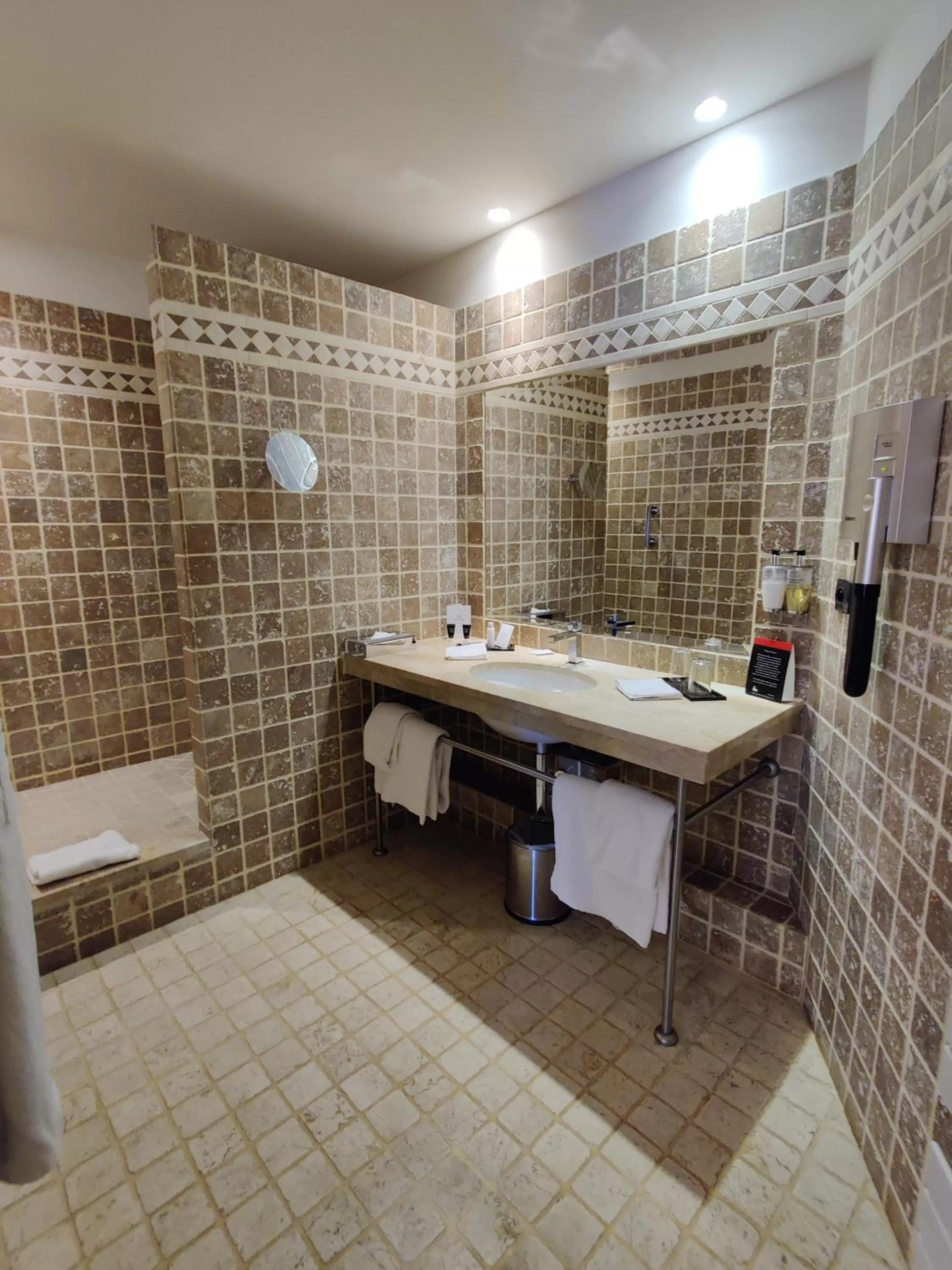 Bathroom in Hôtel de Bourgtheroulde, Autograph Collection