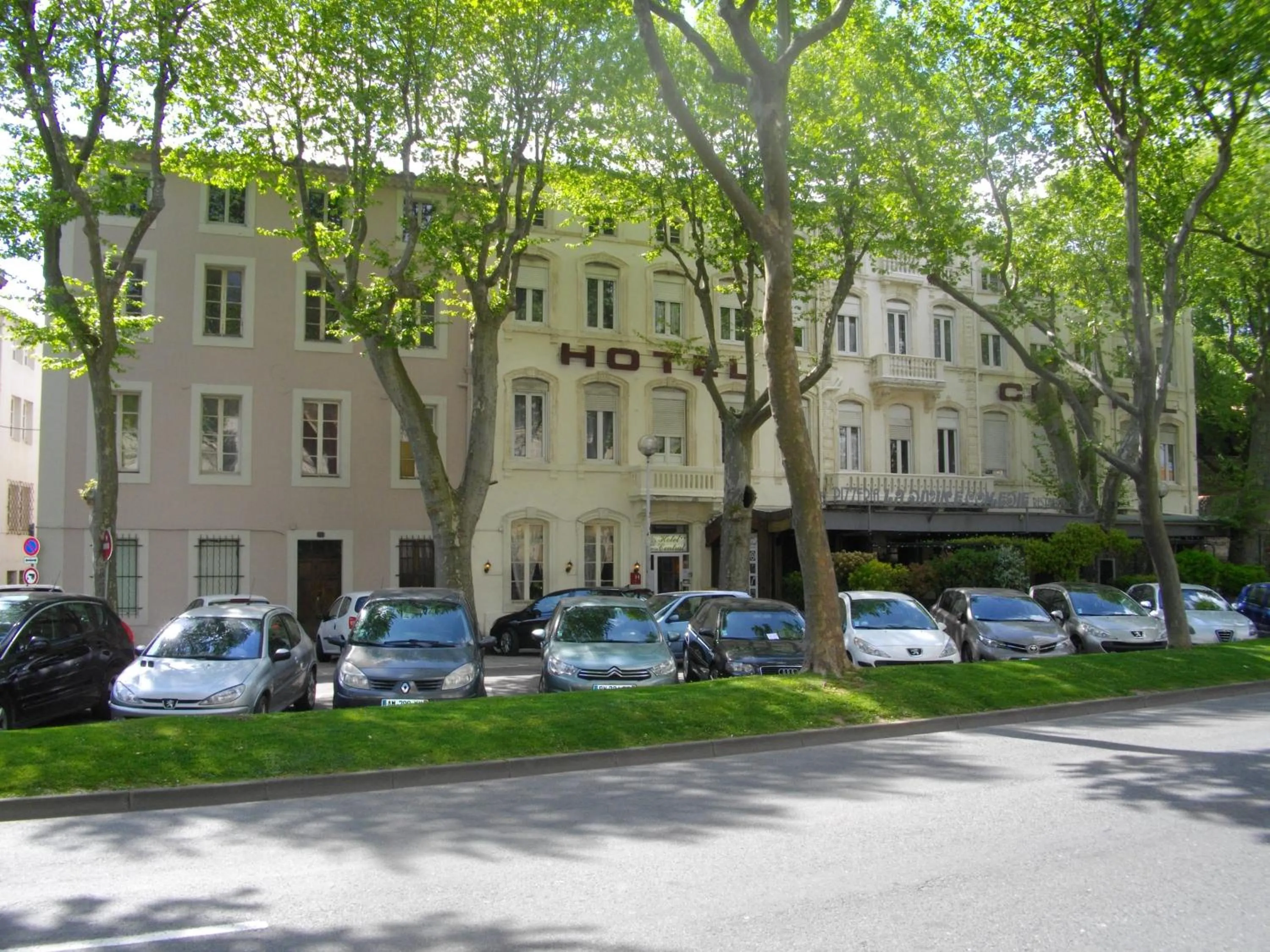 Property building in Hôtel Central