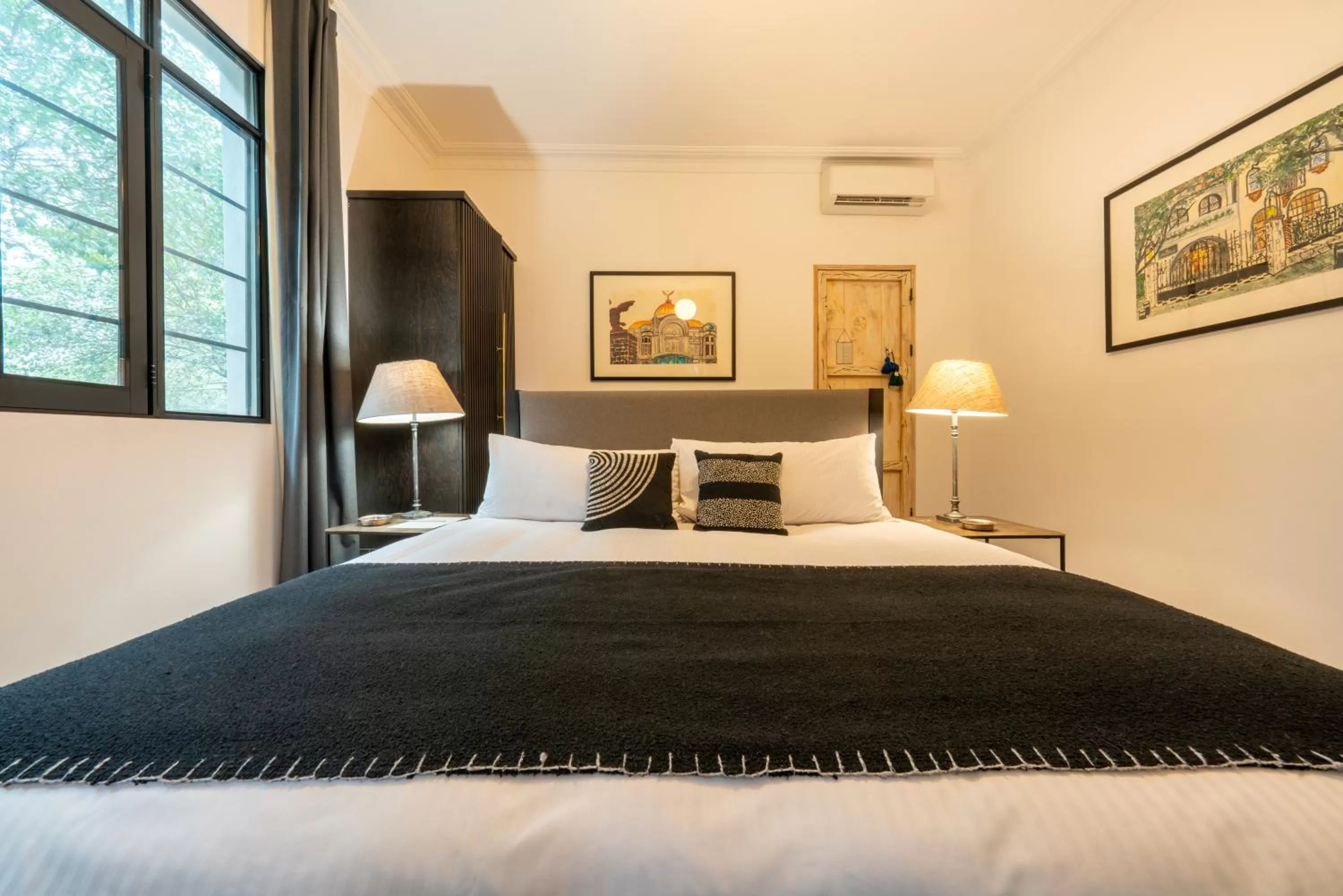 Photo of the whole room, Bed in Orchid House Mexico City