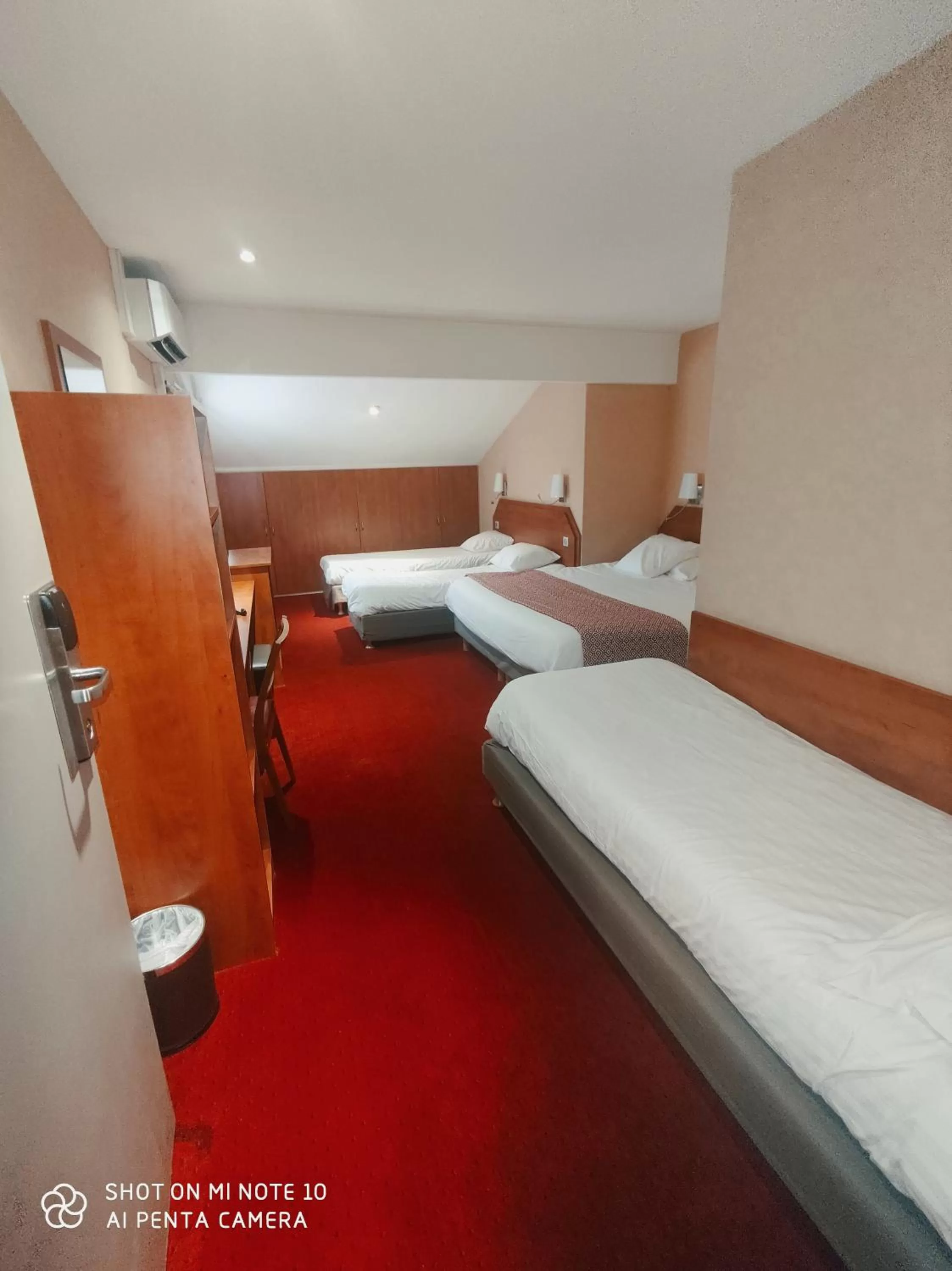 Bed in Kyriad Nîmes Ouest A9