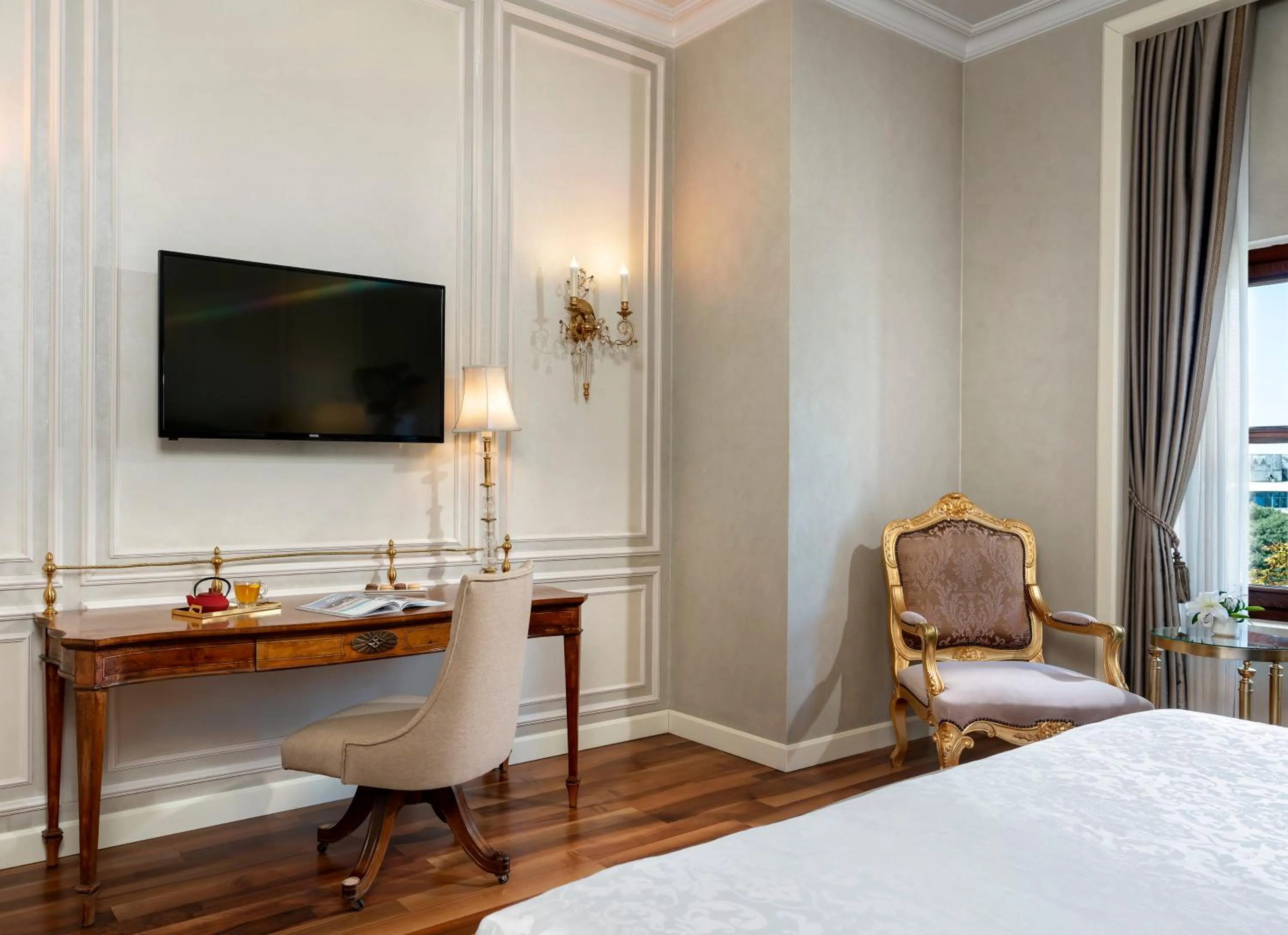 Toilet, Bed in Rixos Pera Istanbul