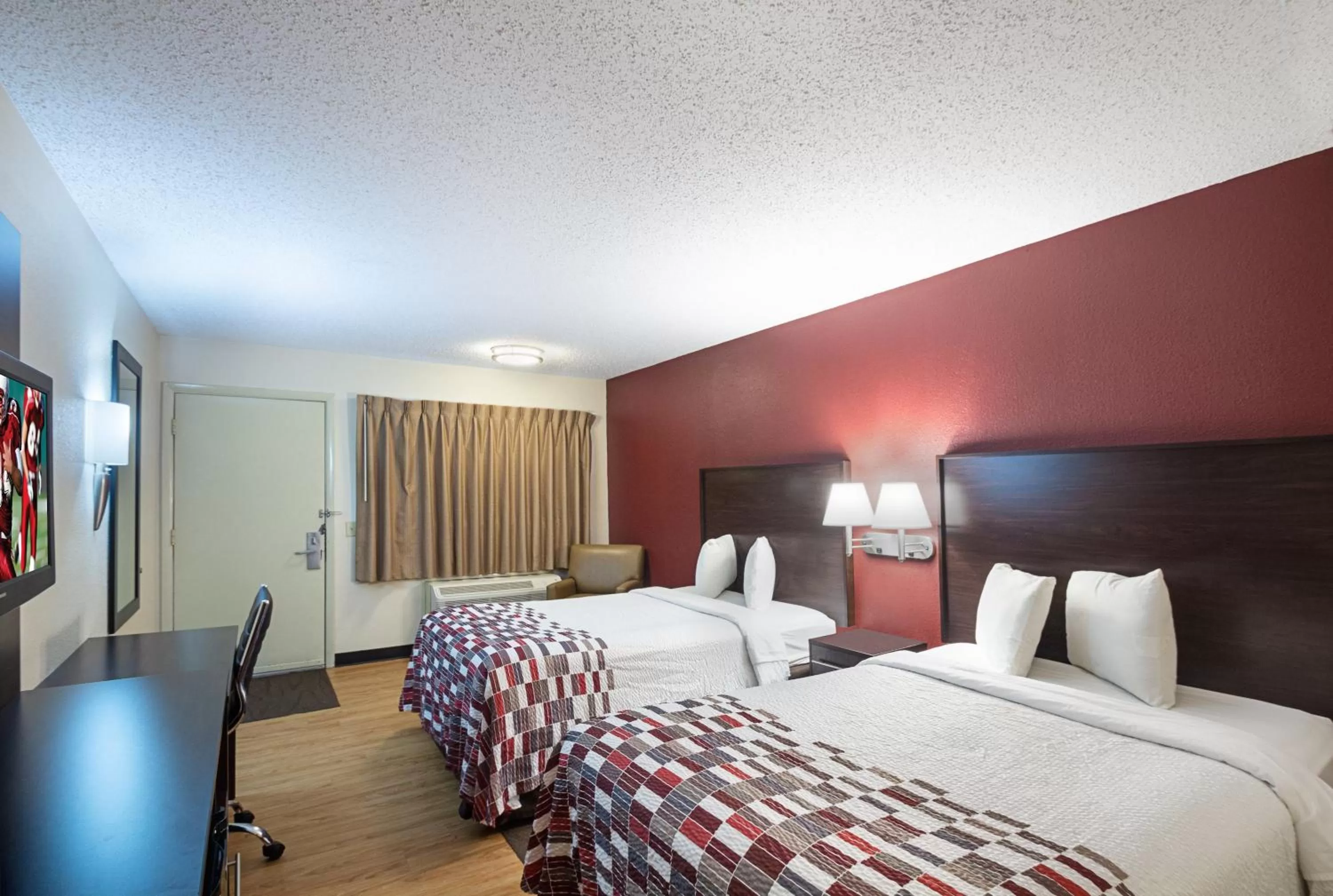 Photo of the whole room, Bed in Red Roof Inn Madison, WI