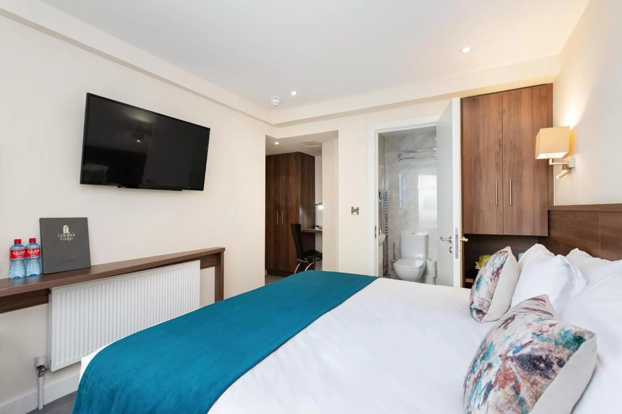 Photo of the whole room, Bed in Gardiner Lodge