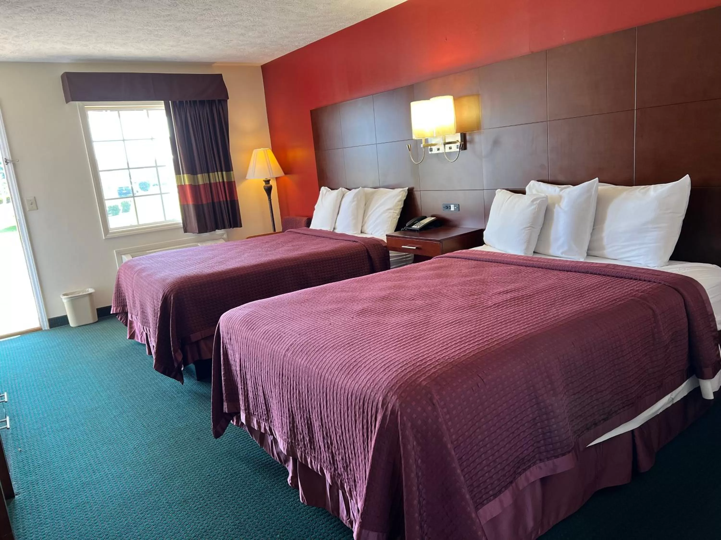 Bed in Surry Inn - Dobson - I-77 - Exit 93