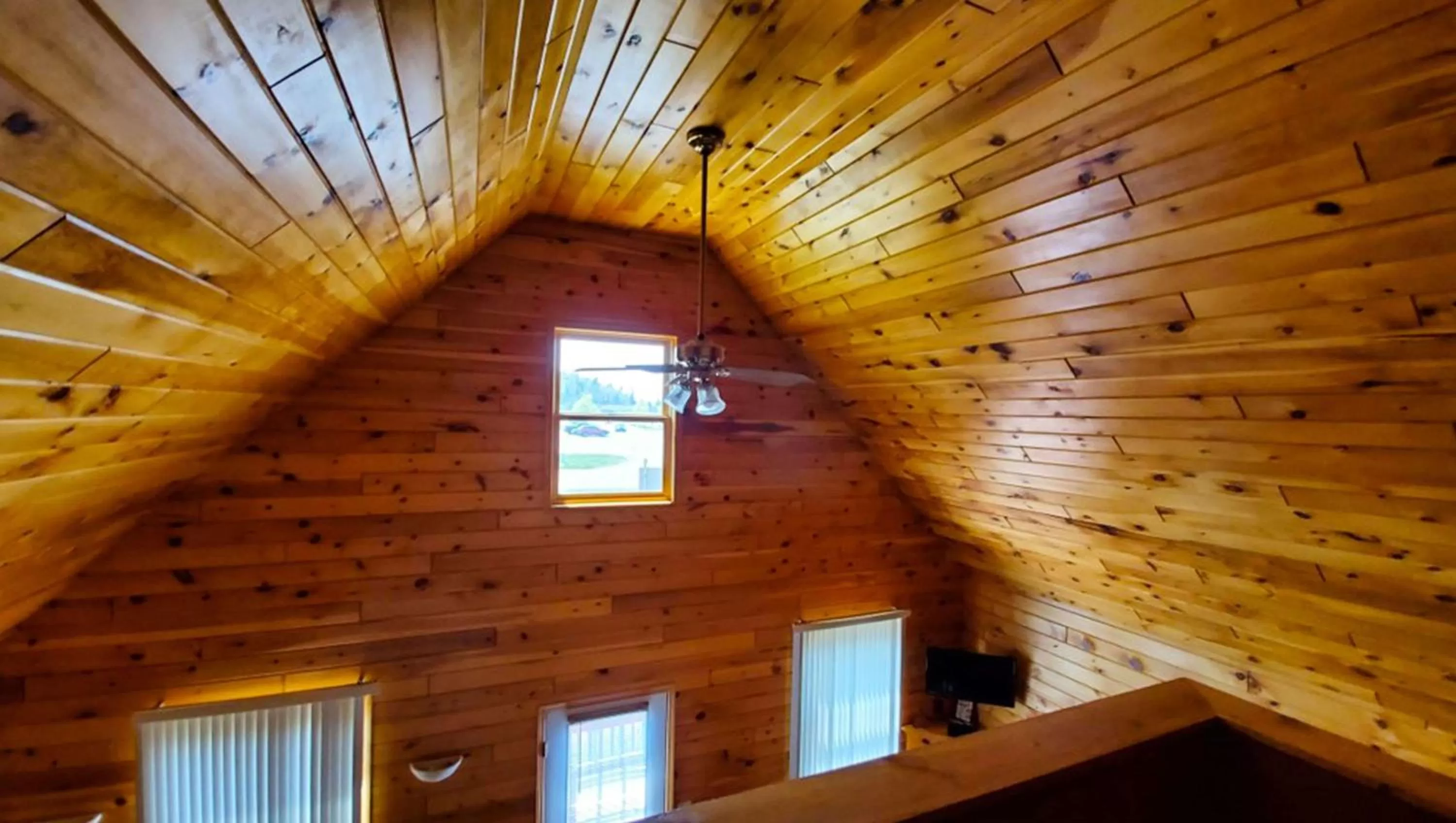 Photo of the whole room in Jasper Ridge Inn Ishpeming