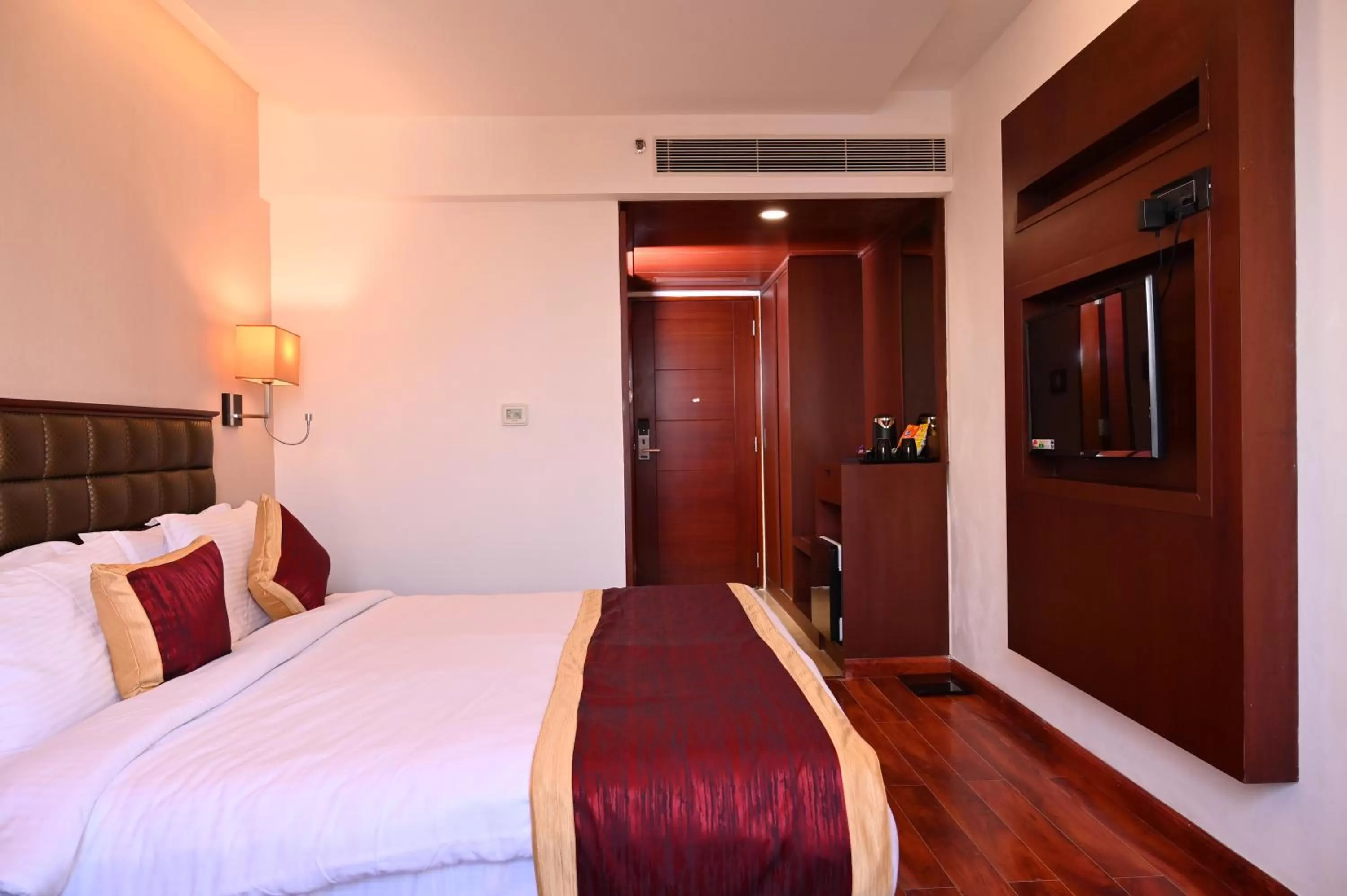 Communal lounge/ TV room, Bed in Raaj Bhaavan Clarks Inn Chennai