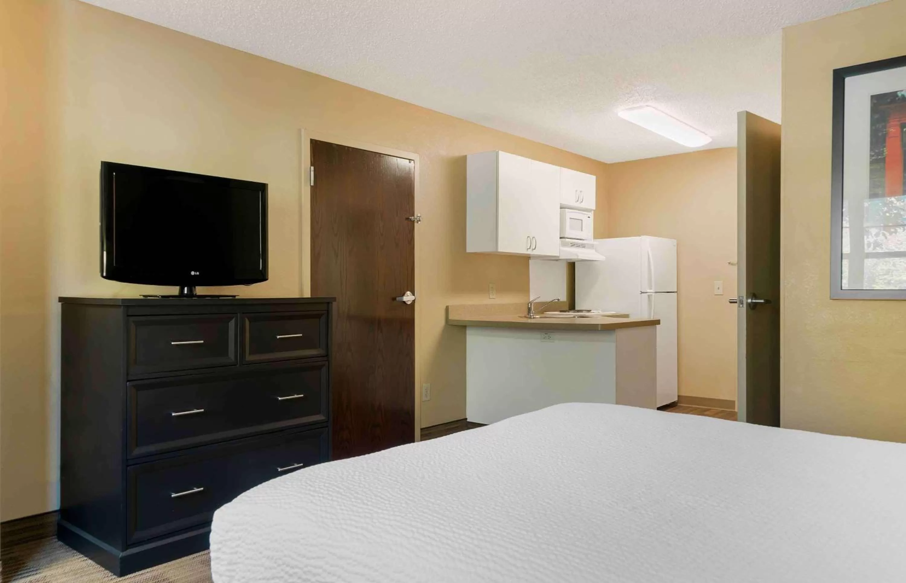 Bedroom, Bed in Extended Stay America Suites - Detroit - Canton