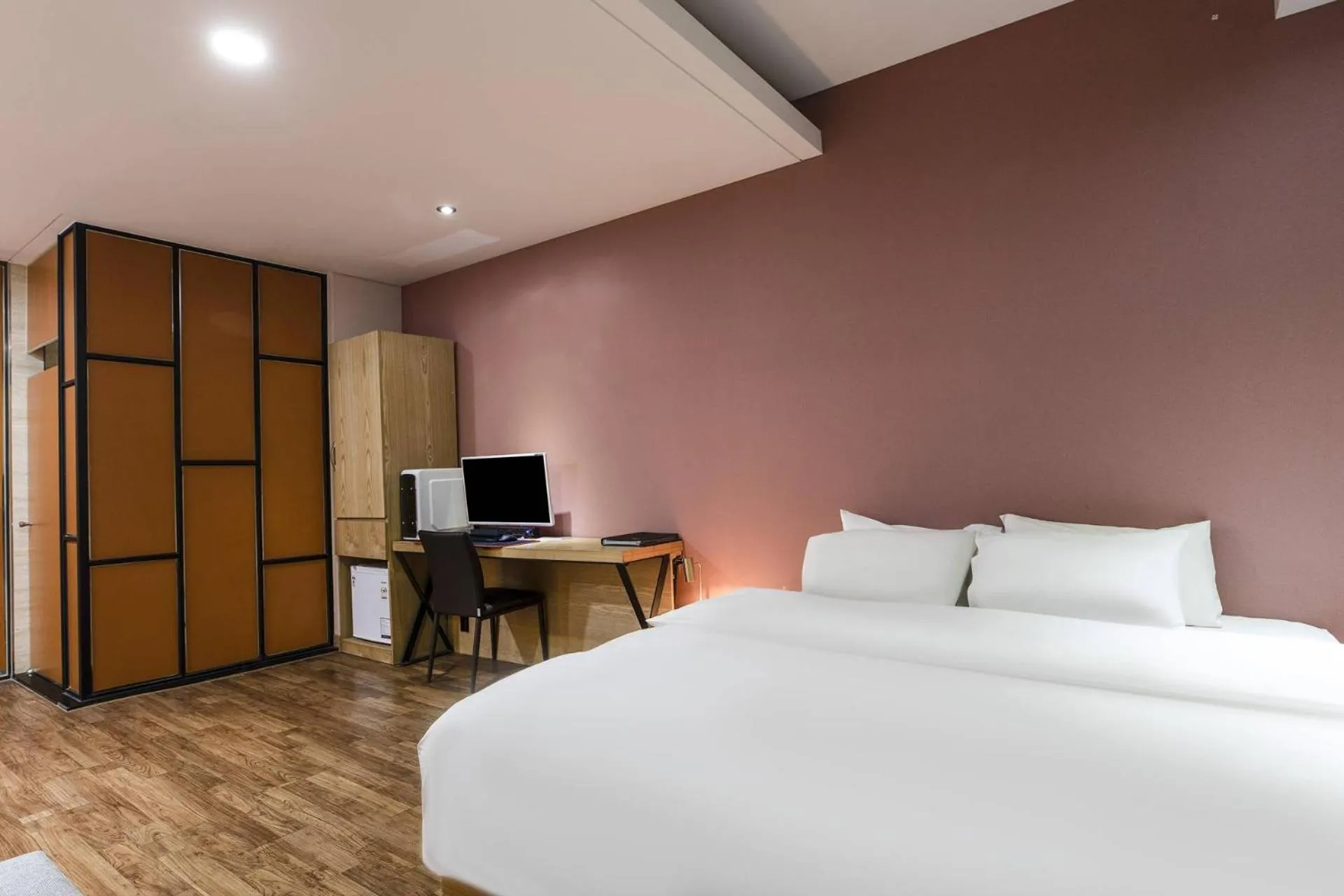 Bed in Central Plaza Hotel