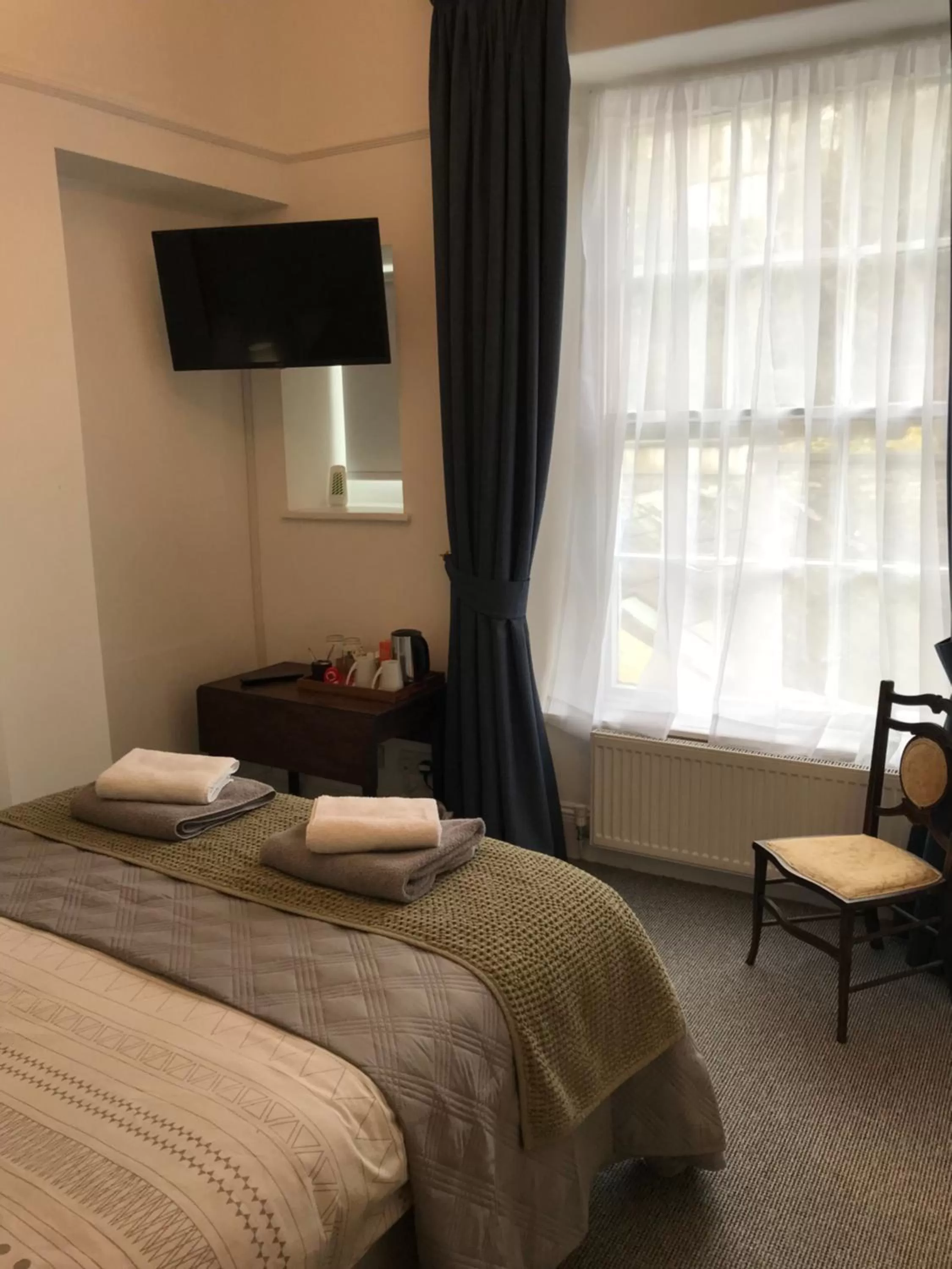 Bedroom, TV/Entertainment Center in The Tavistock Inn