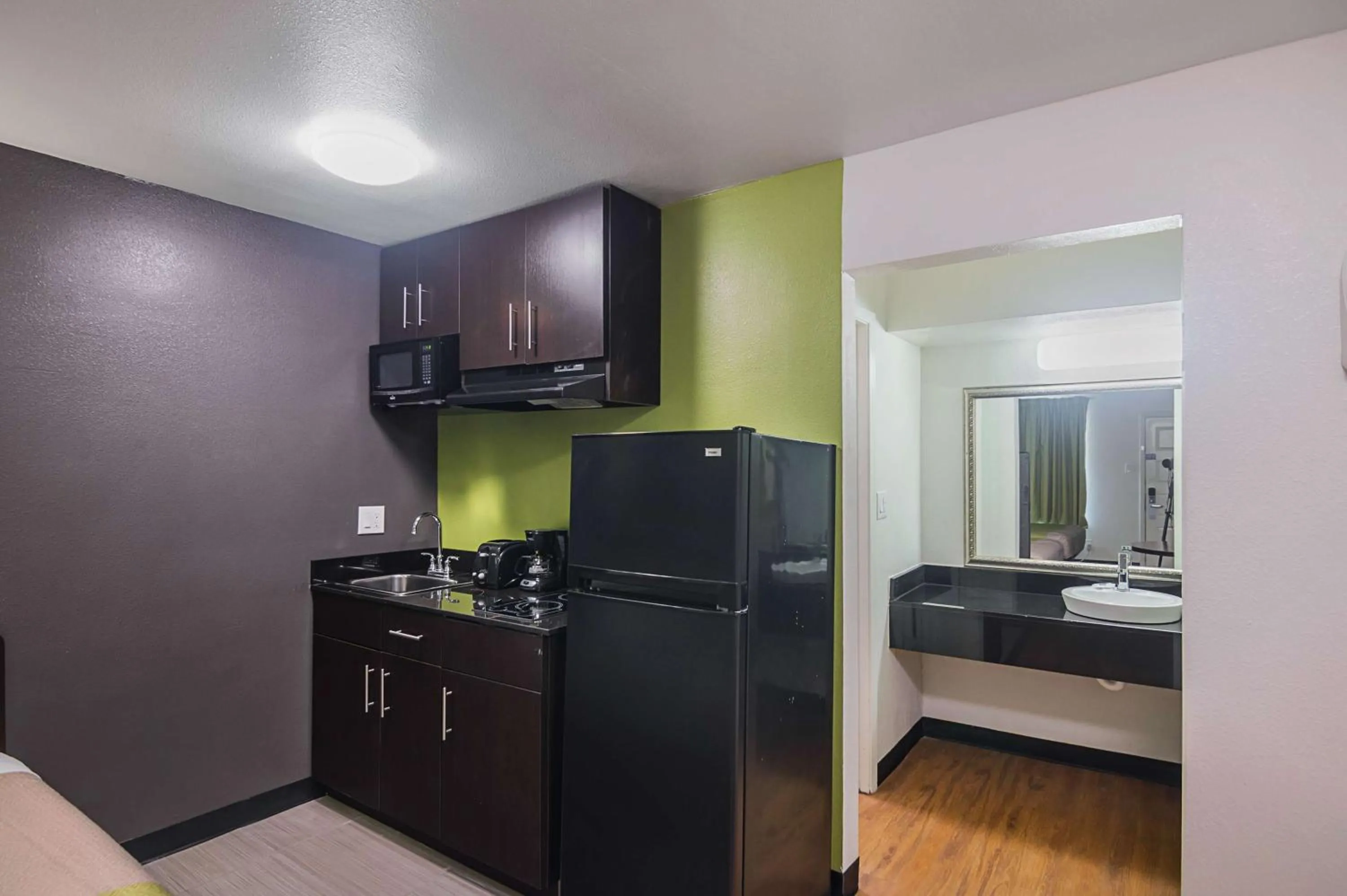 Photo of the whole room in Studio 6-Tyler, TX