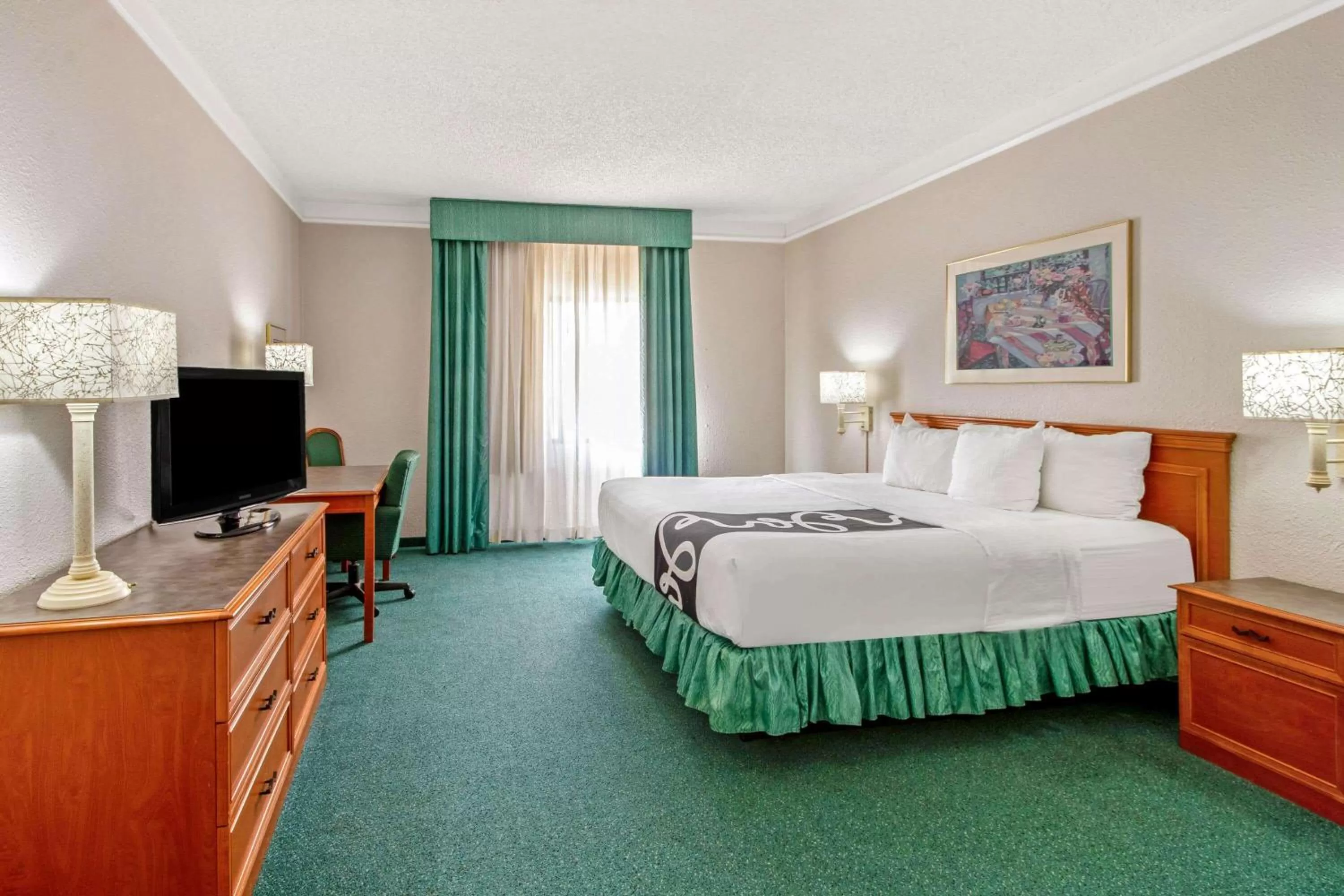 Photo of the whole room, Bed in La Quinta Inn by Wyndham Las Cruces Mesilla Valley