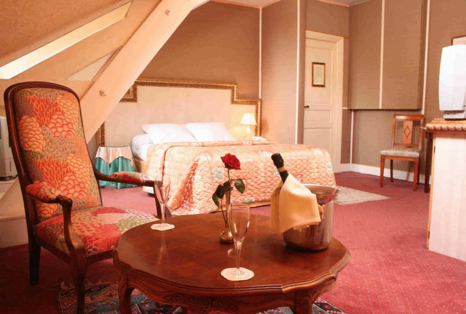 Photo of the whole room, Bed in Belle Isle Sur Risle - Chateau Hotel & Spa