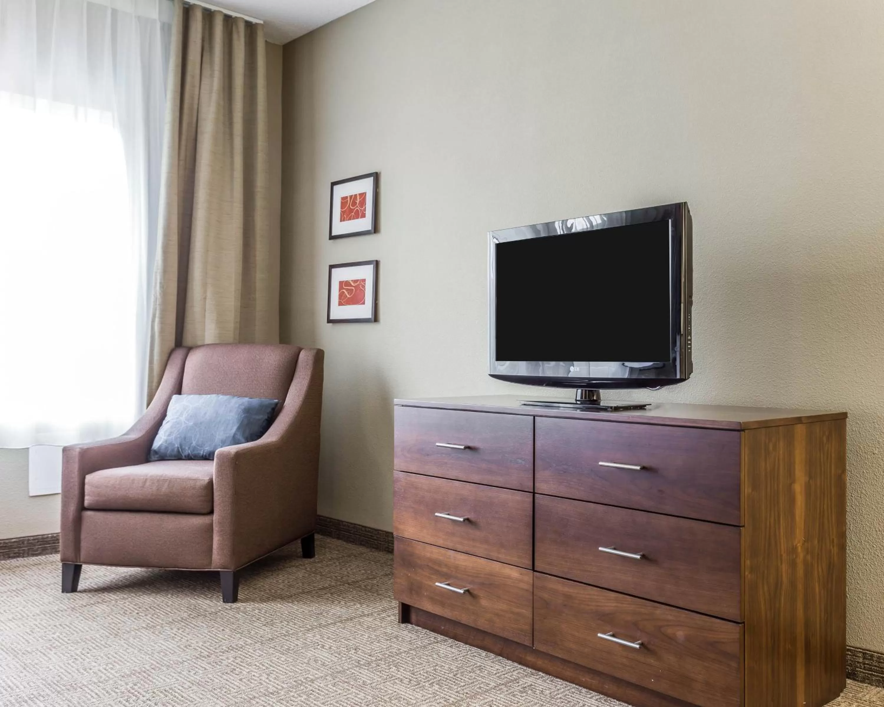 TV and multimedia in Comfort Suites at Isle of Palms Connector