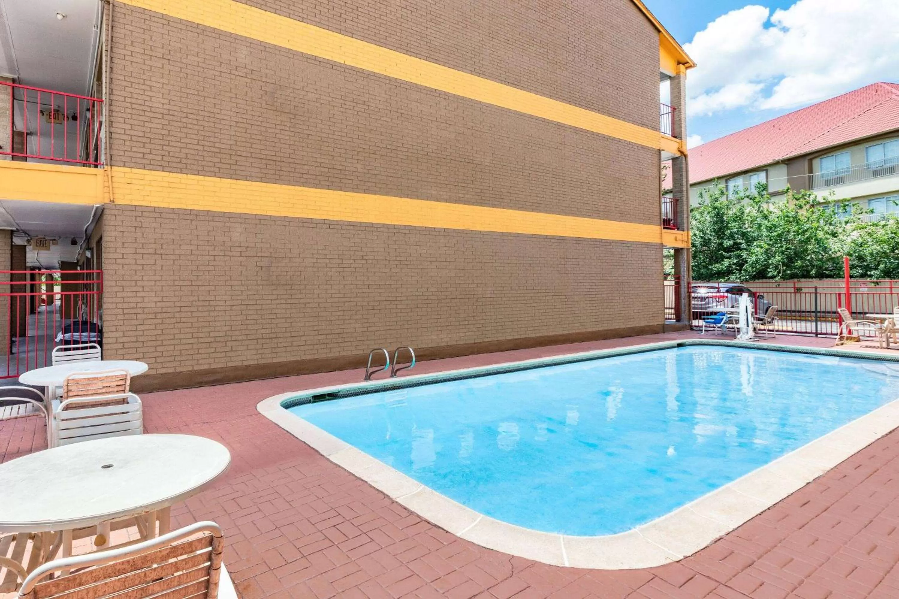 Pool view in Howard Johnson by Wyndham Houston Hobby Airport