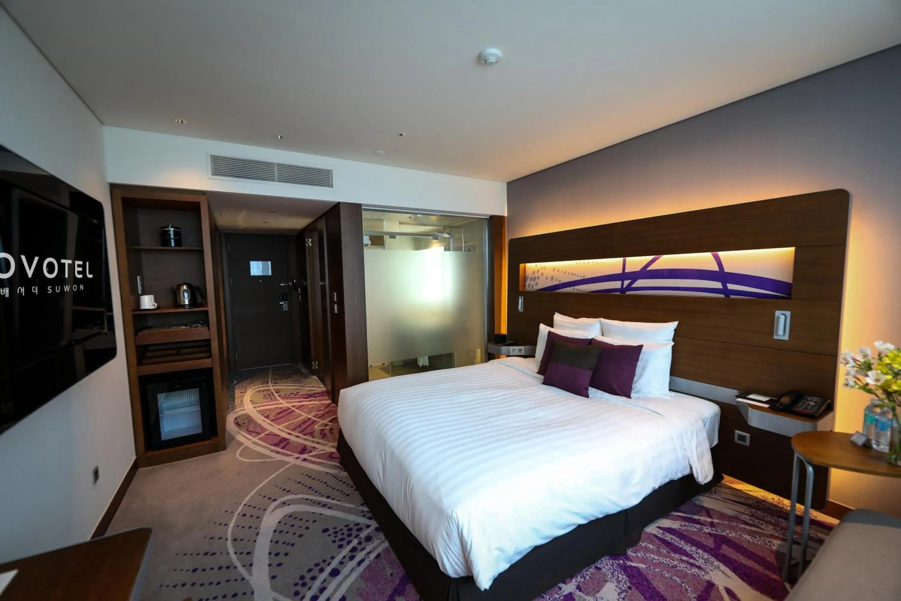 Toilet, Bed in Novotel Ambassador Suwon