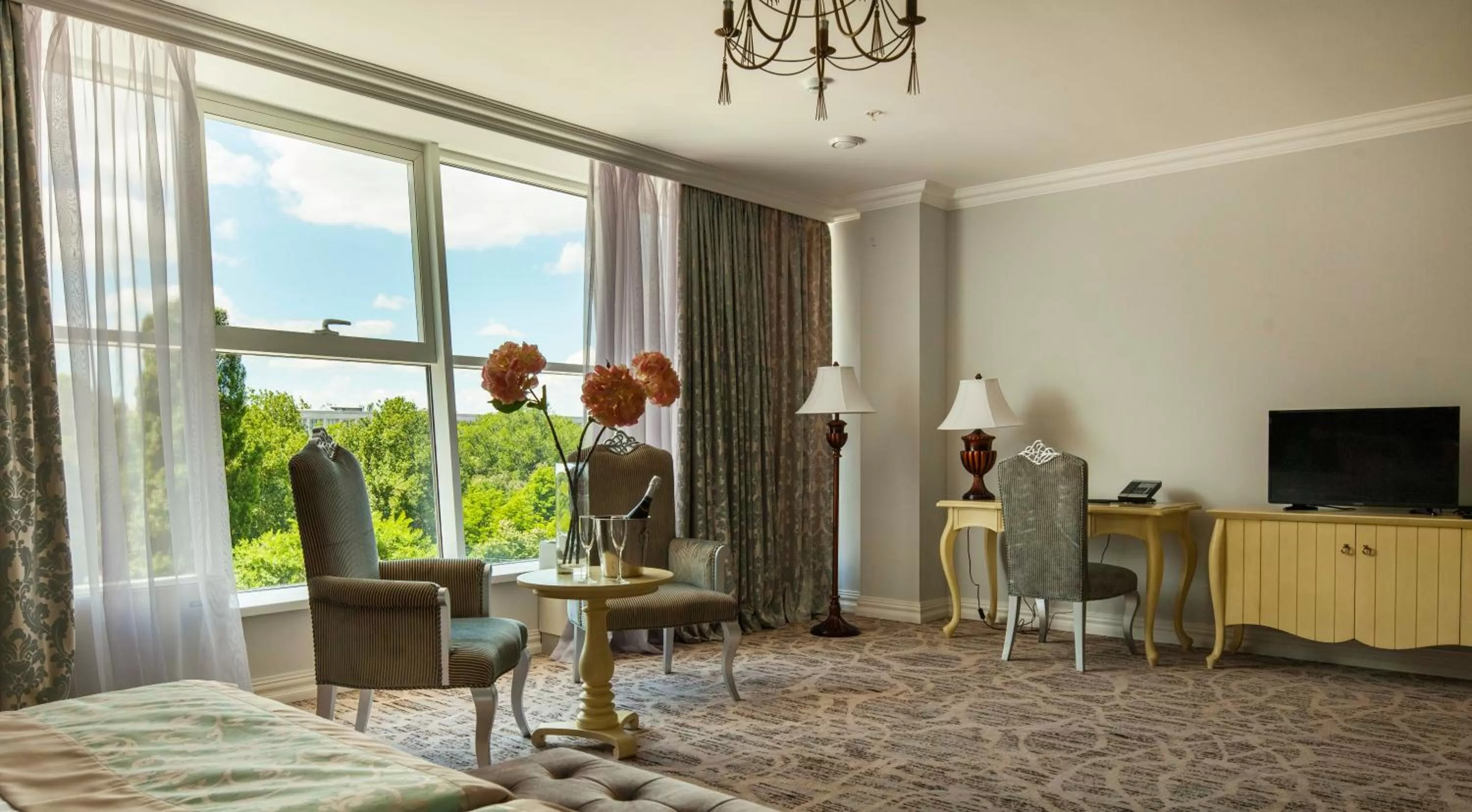 Food and drinks in Bristol Central Park Hotel