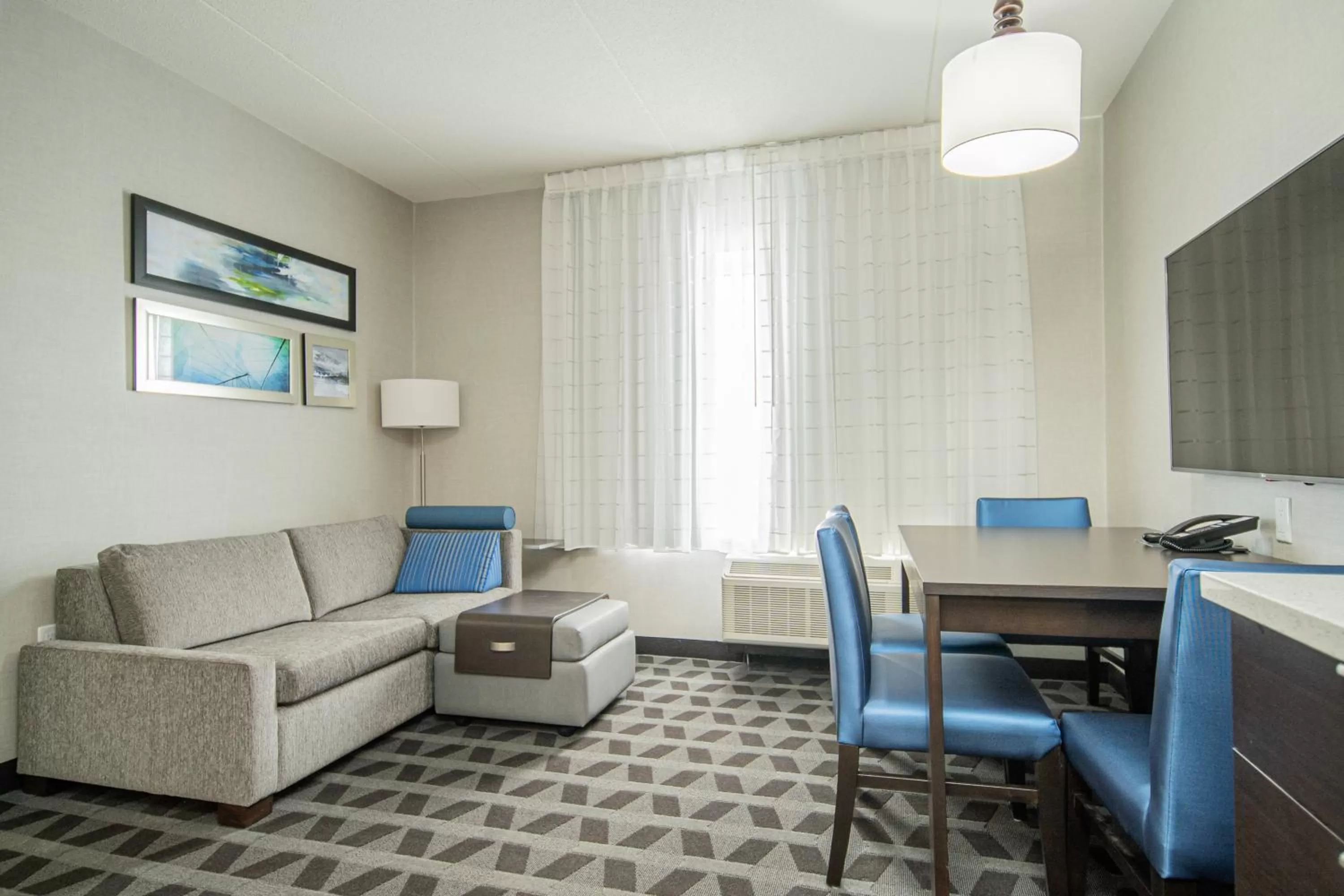 Living room in TownePlace Suites by Marriott Brantford and Conference Centre