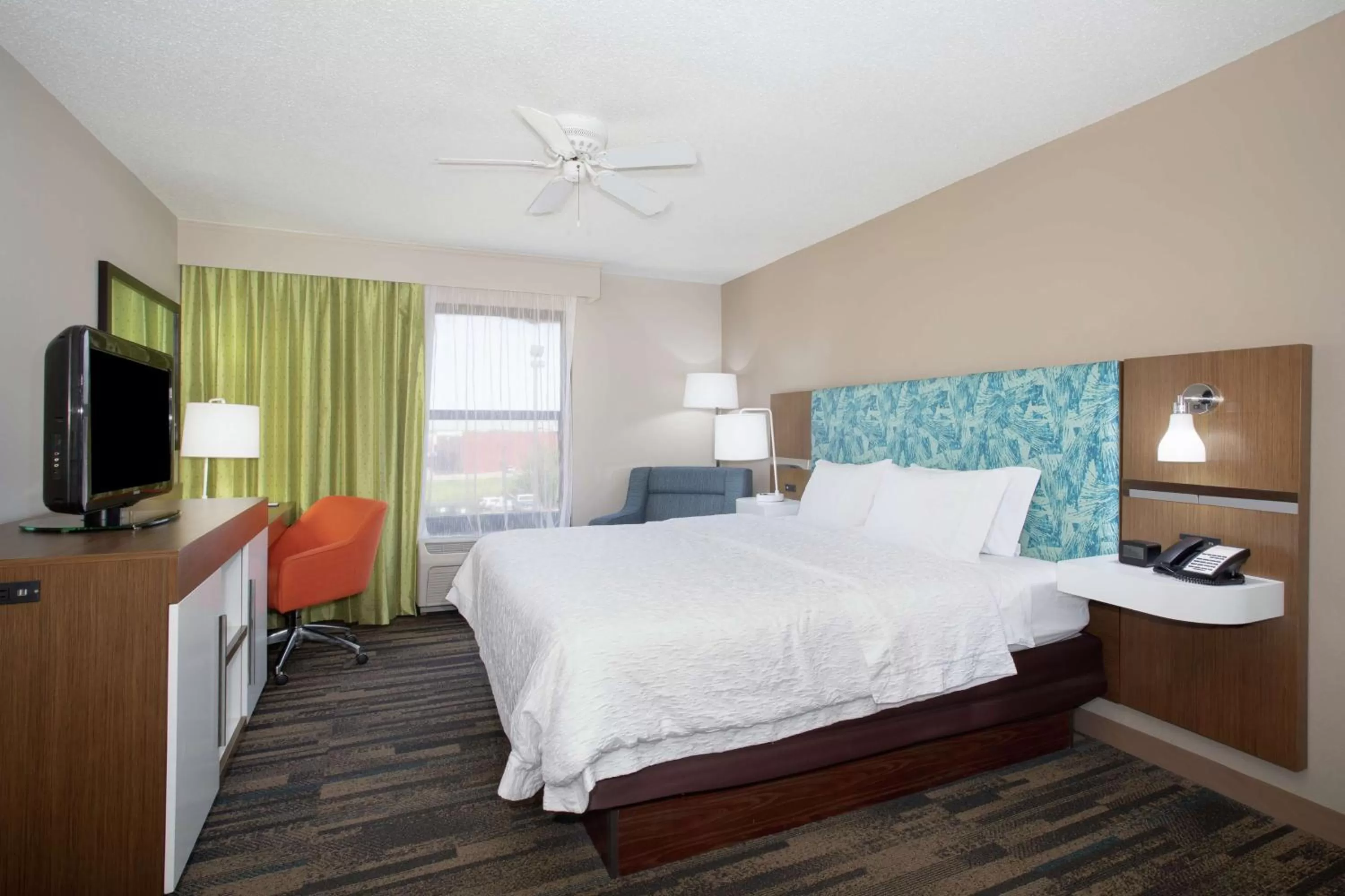 Bedroom, Bed in Hampton Inn & Suites Kansas City-Merriam