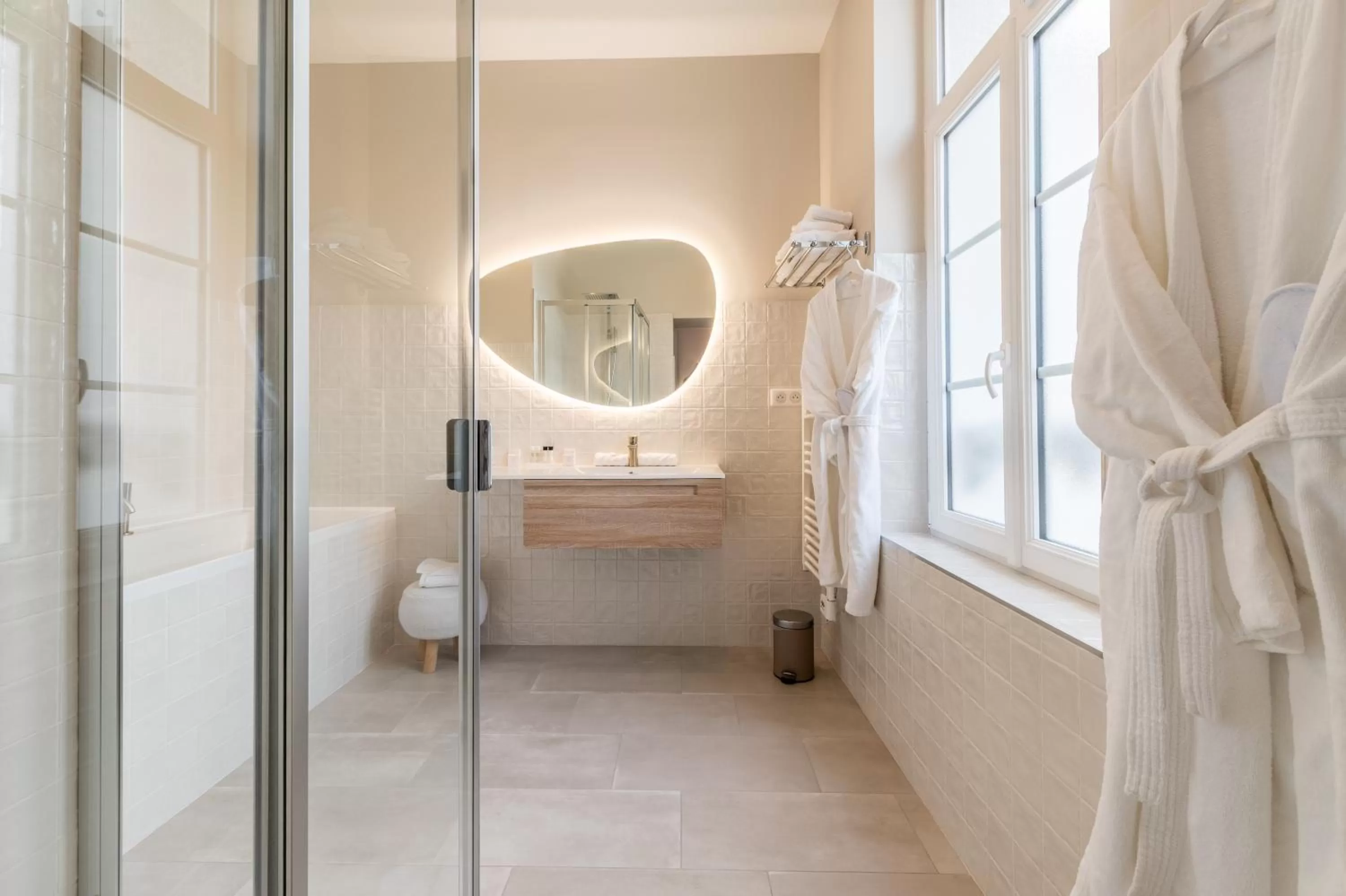 Shower, Bathroom in Hôtel Échappée en Baie - Parking privé gratuit