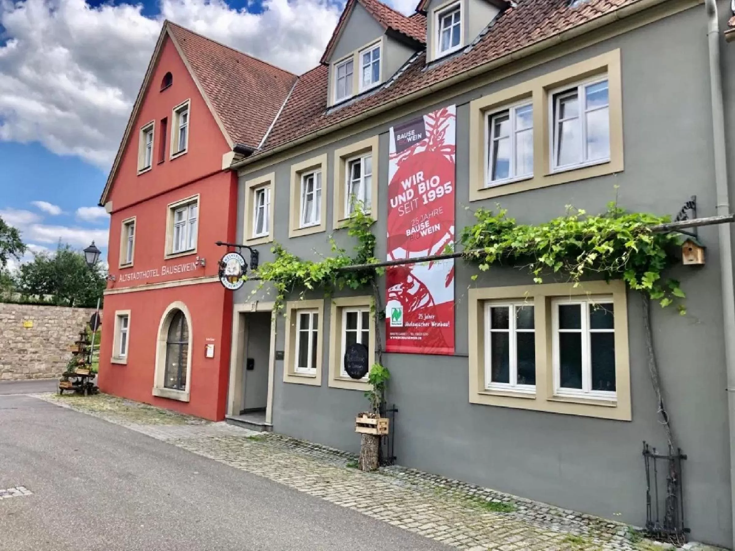 Property building in Biobausewein WEIN HOTEL LEBEN