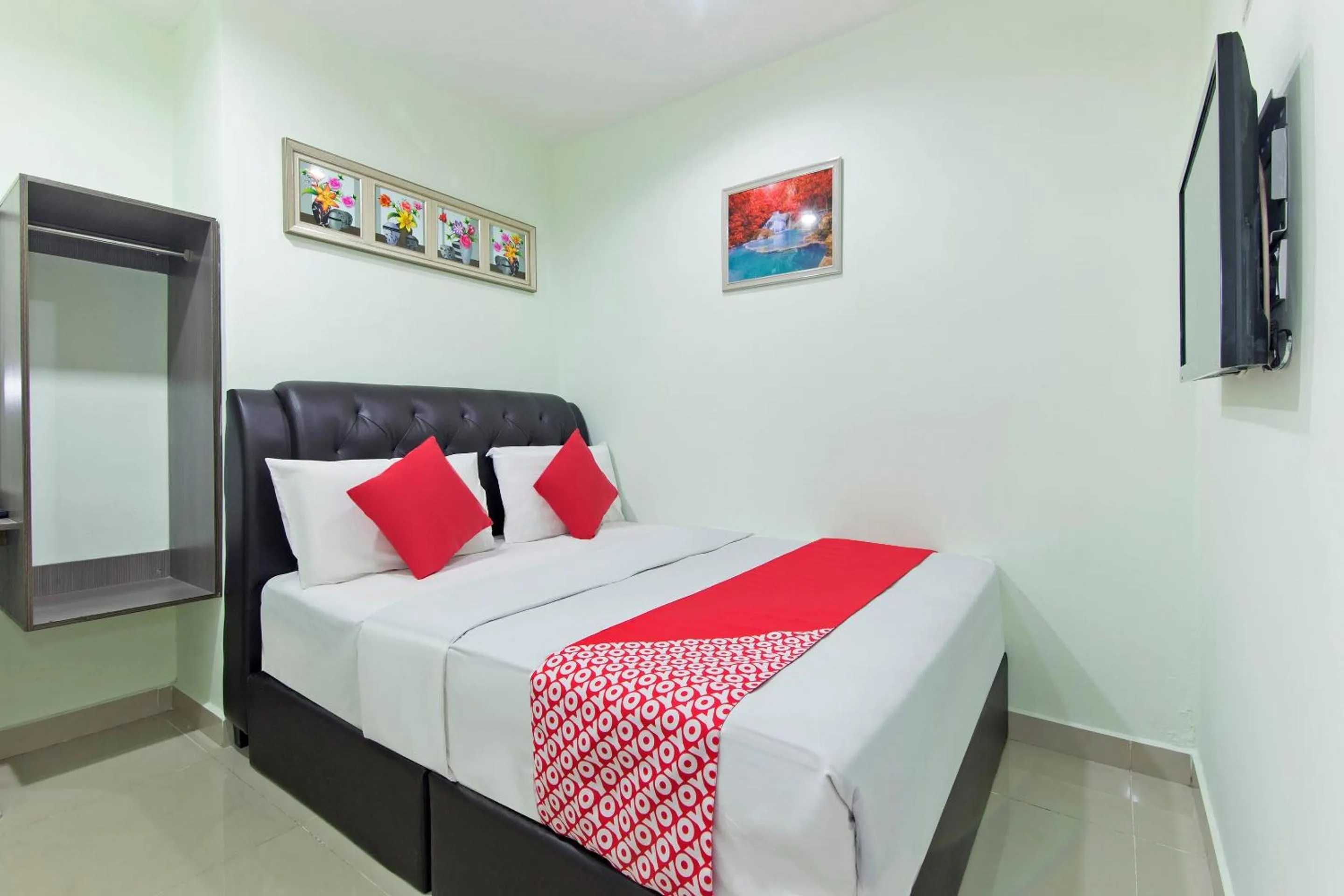 Bedroom, Bed in OYO 444 KL Empire Hotel