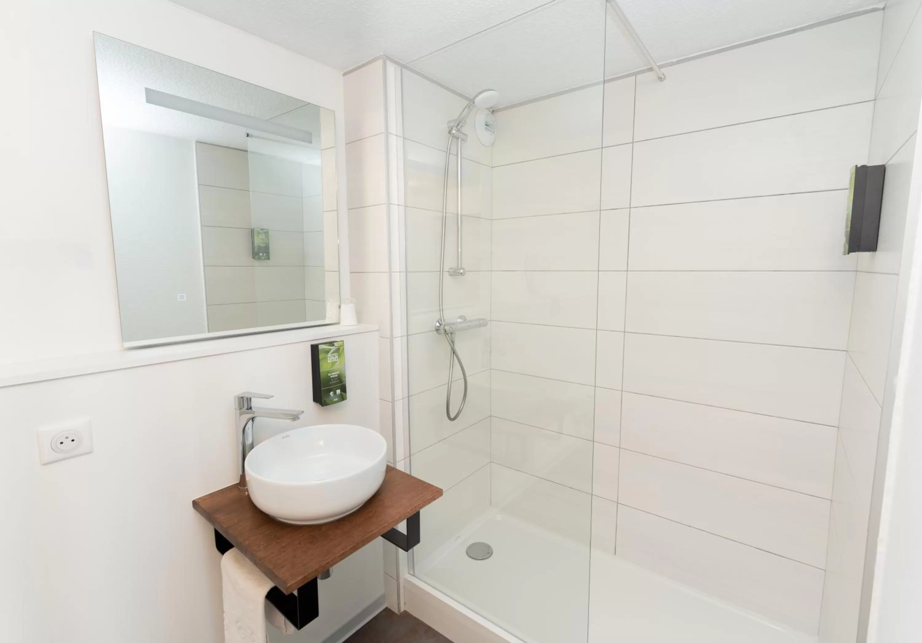 Shower in Hotel Inn Design La Rochelle