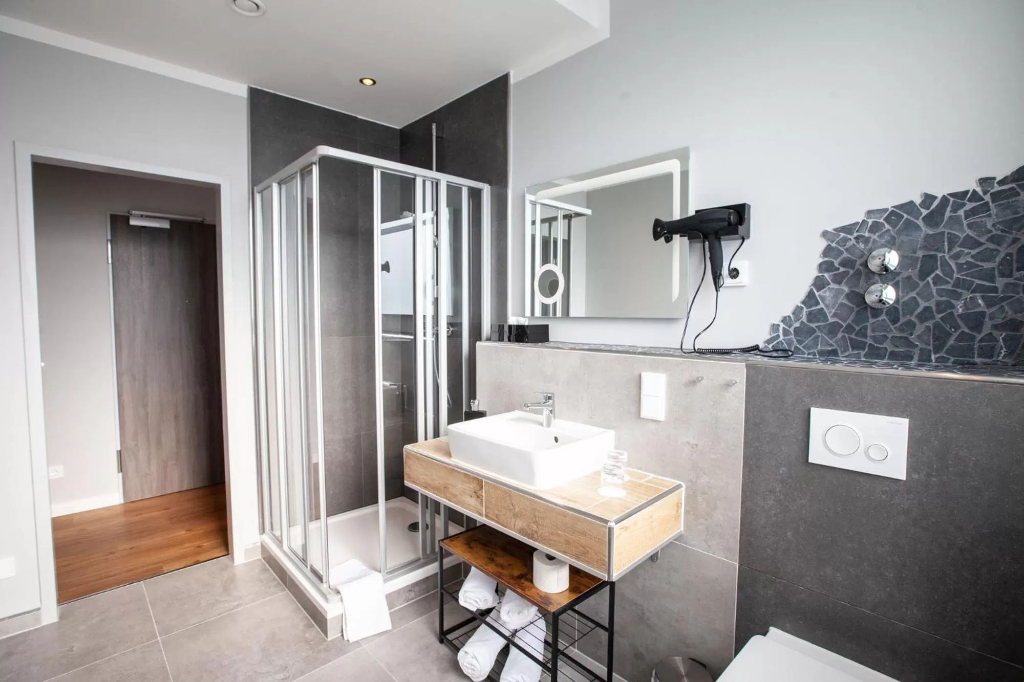 Bathroom in Elens Hotel