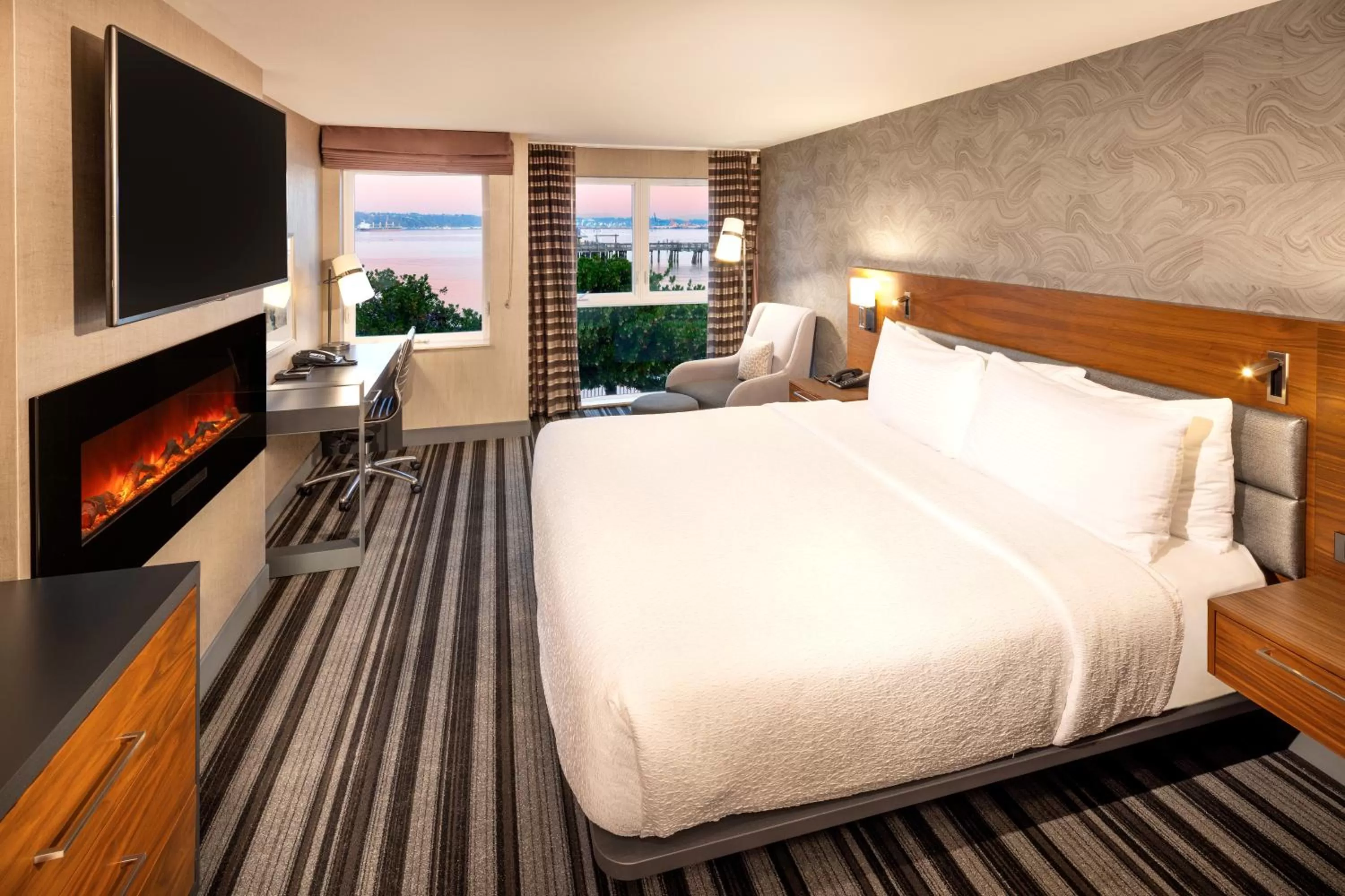 Bed in Silver Cloud Hotel Tacoma Waterfront