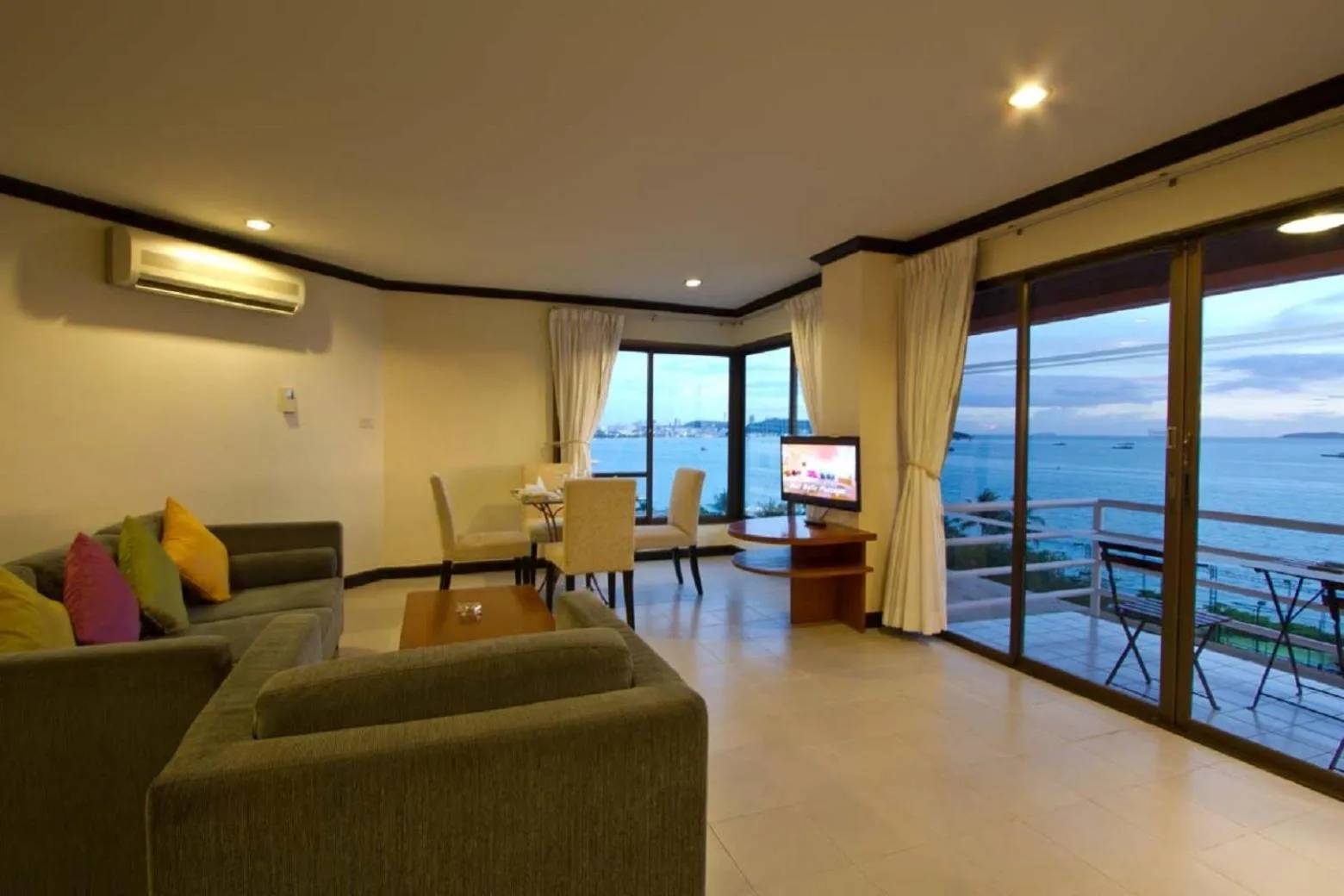 Living room in Bella Villa Metro