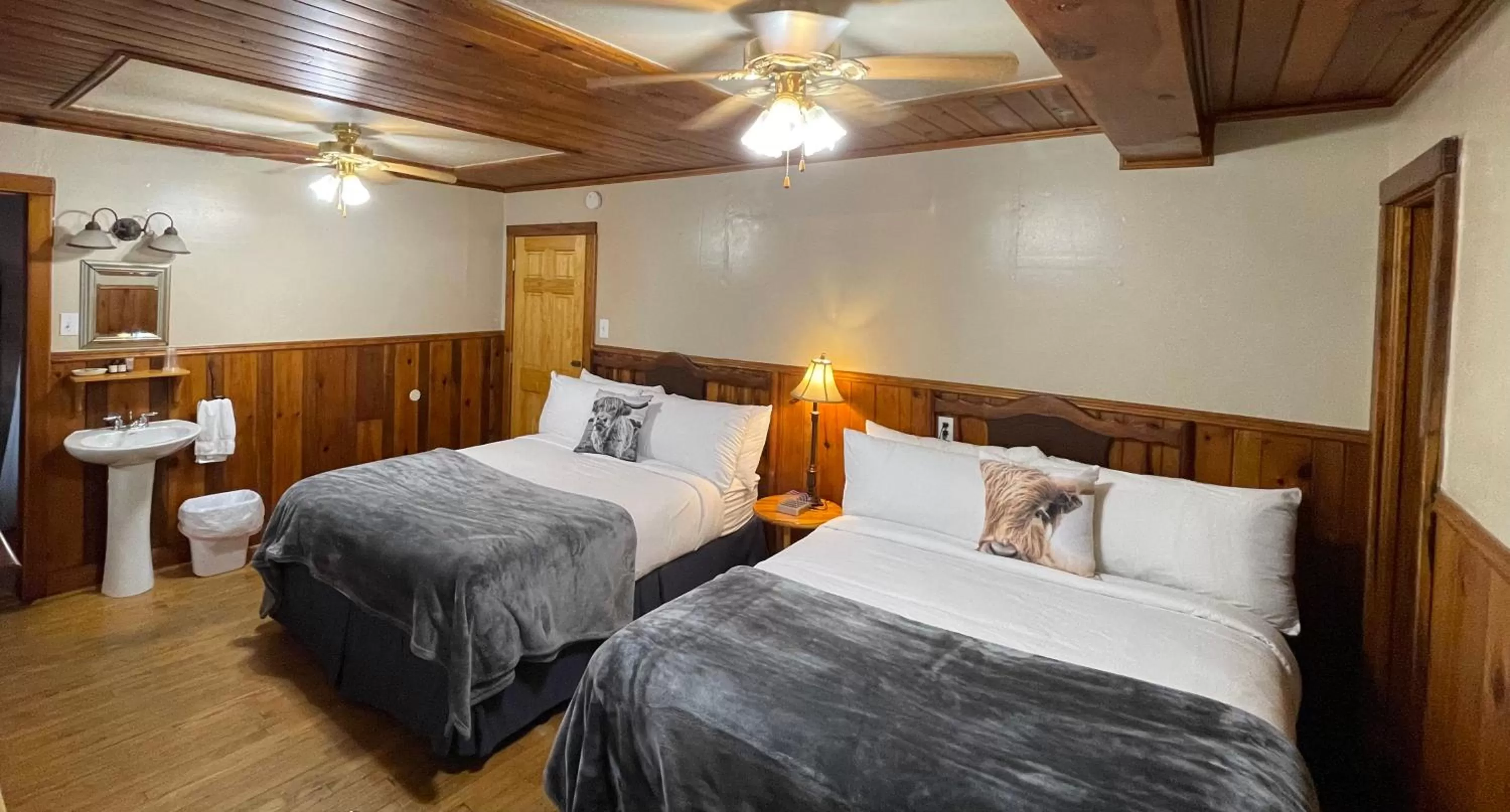 Bed in Skyline Village Inn