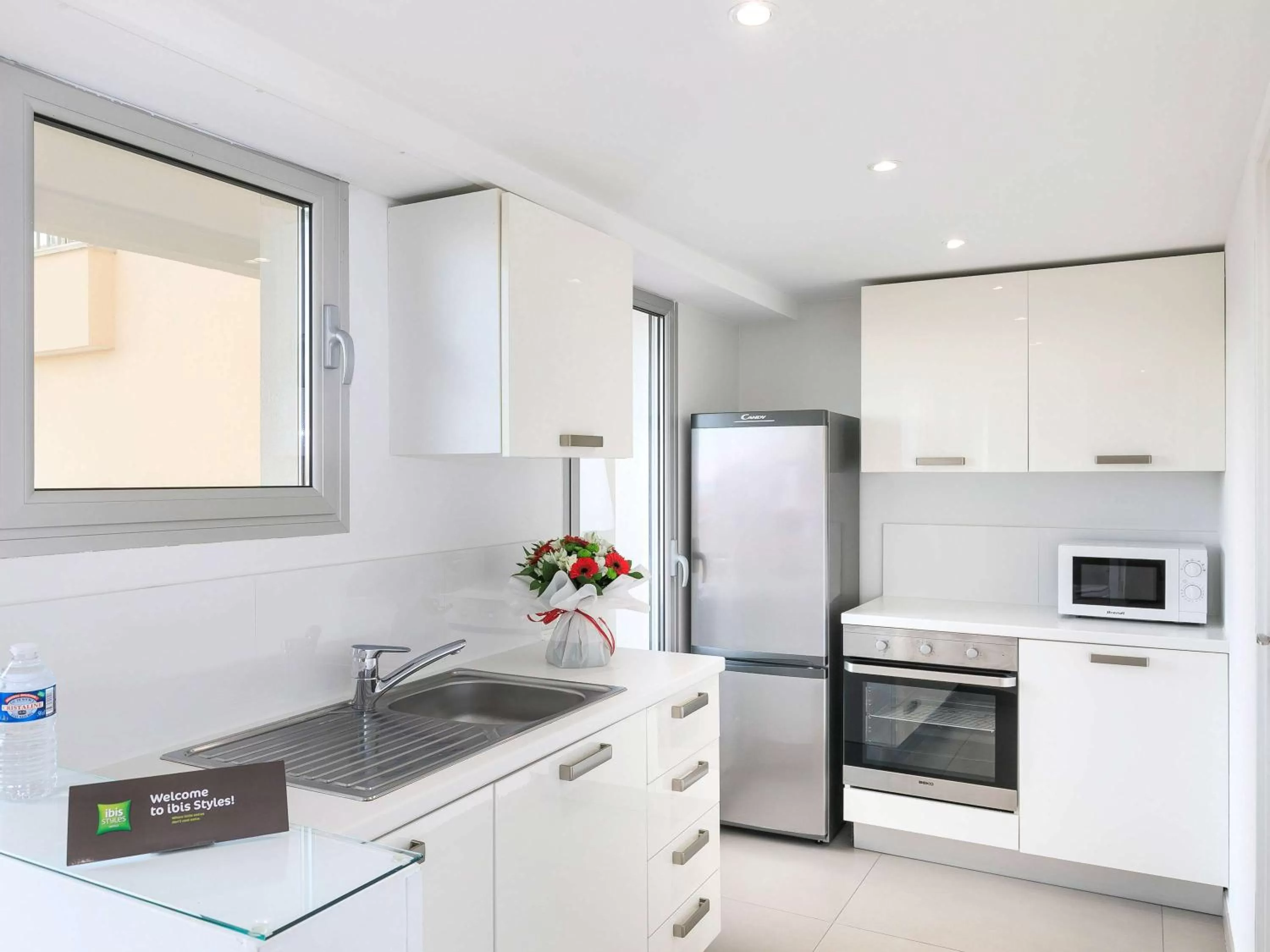 Photo of the whole room in Ibis Styles Menton Centre