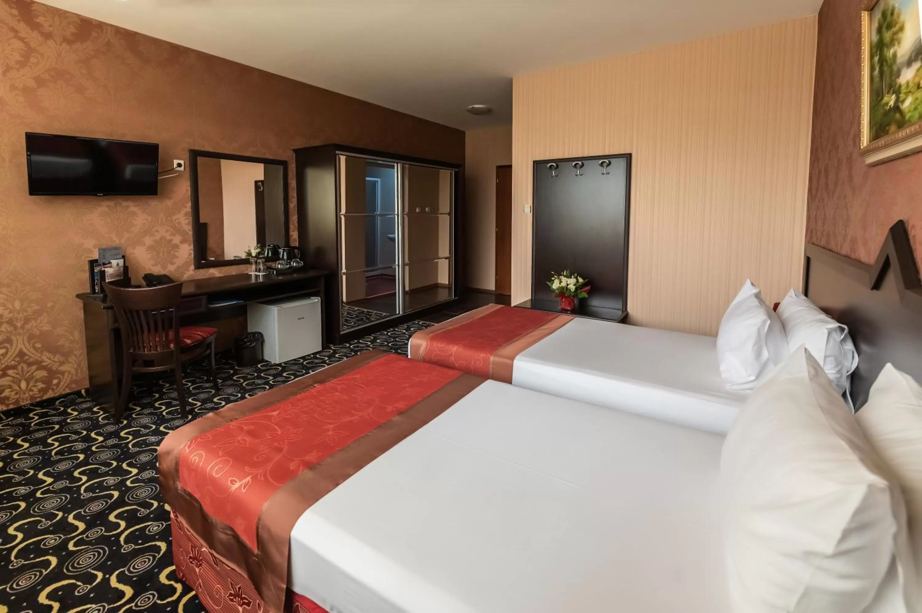 Communal lounge/ TV room, Bed in Hotel Montecito