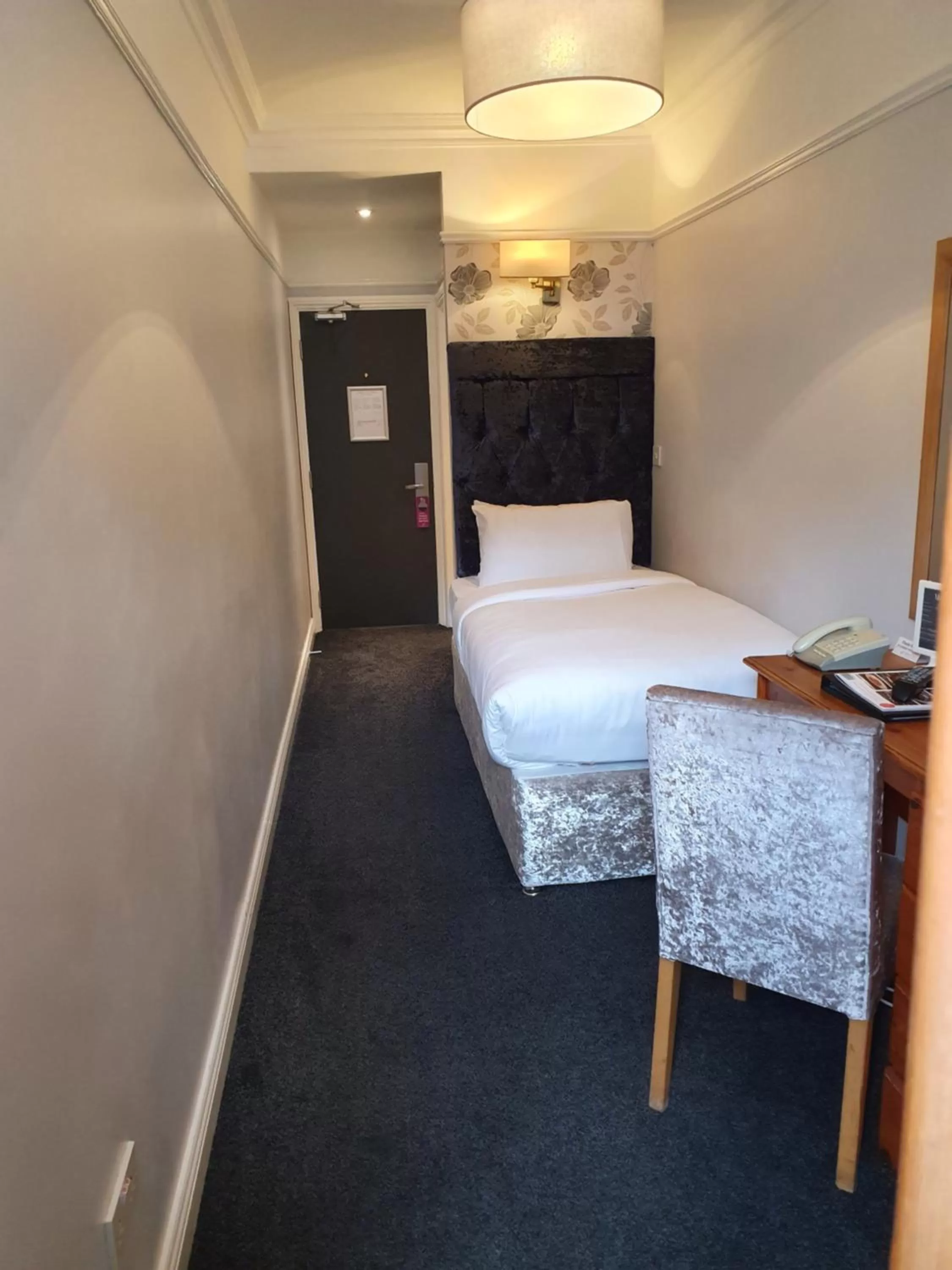 Bed in Hotel St George by Nina