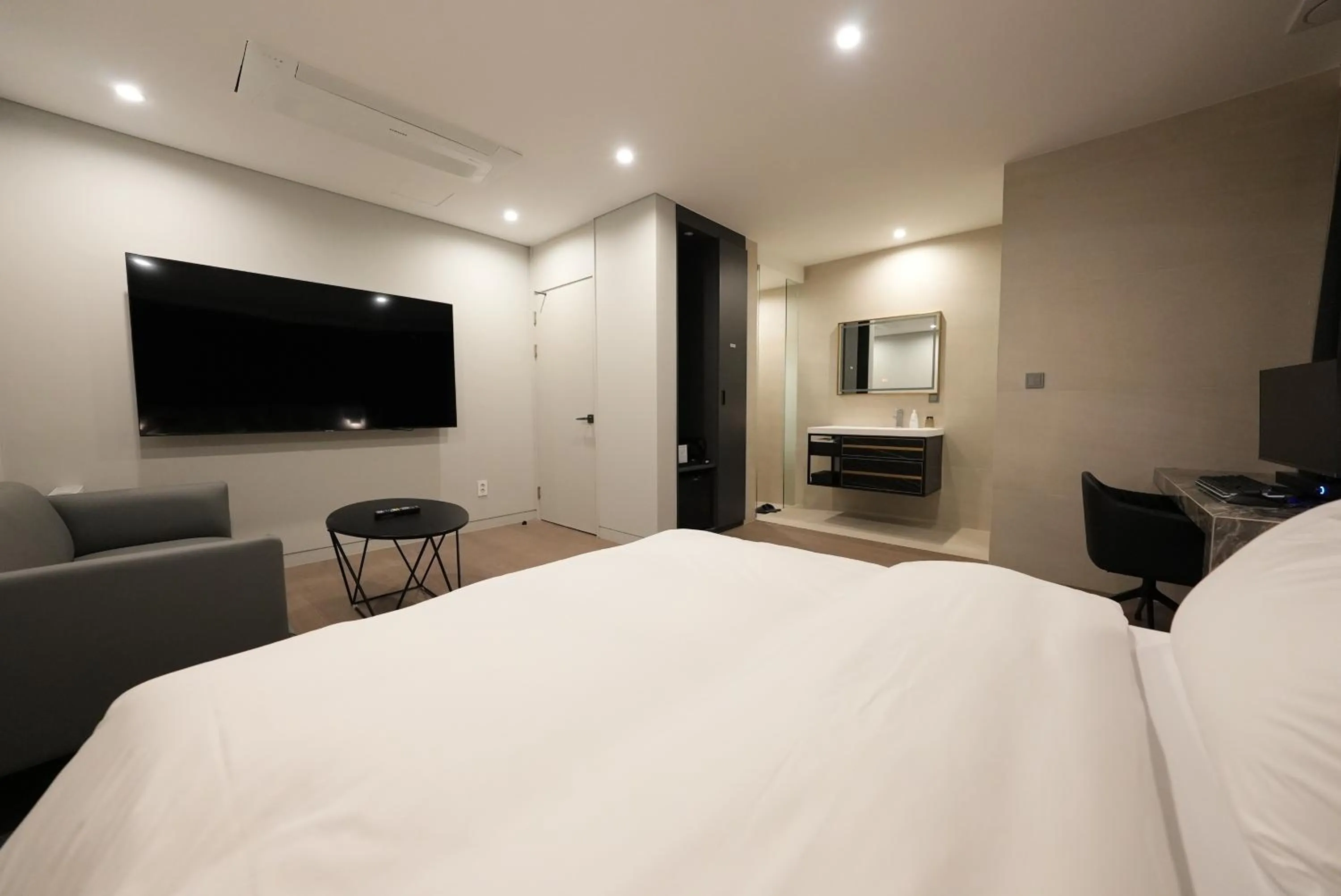 Photo of the whole room, Bed in Amare Hotel Jongno